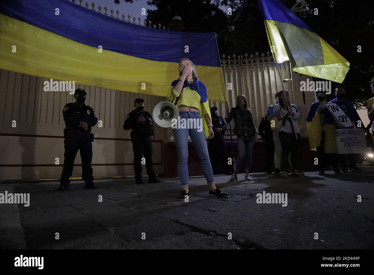 Mitglieder der ukrainischen Gemeinschaft in Mexiko protestieren am 02. März 2022 vor der russischen Botschaft in Mexiko-Stadt, Mexiko. (Foto von Gerardo Vieyra/NurPhoto Stockfoto