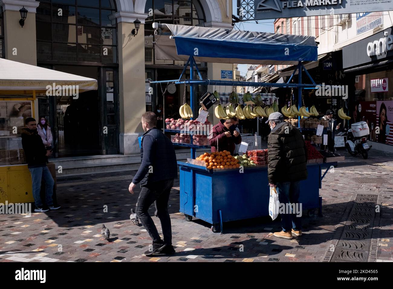 Peopl sind am 3. März 2022 auf dem Monastiraki-Platz im Zentrum von Athen, Griechenland, Früchte einkaufen. (Foto von Nikolas Kokovlis/NurPhoto) Stockfoto