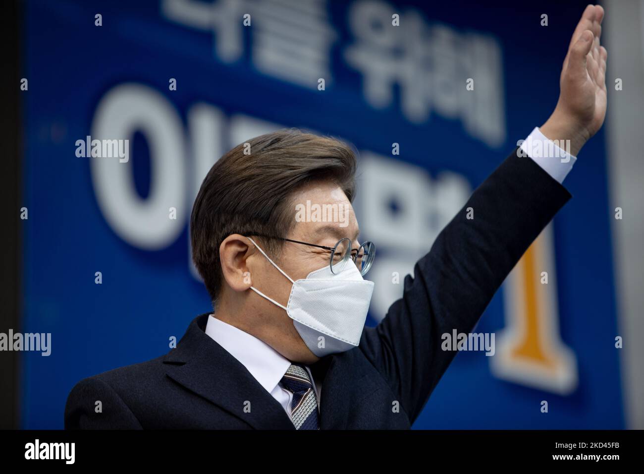 Südkoreas Präsidentschaftskandidat der regierenden Demokratischen Partei Lee Jae-myung begrüßt seine Anhänger während eines Wahlkampfs am 03. März 2022 in Seoul, Südkorea. (Foto von Chris Jung/NurPhoto) Stockfoto