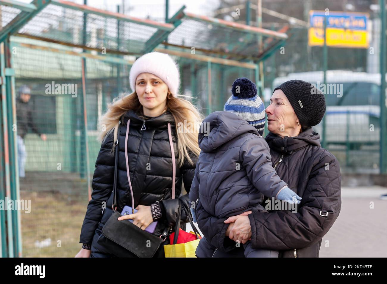 Eine ukrainische Familie kommt an die polnische Grenze, als am 3. März 2022 Tausende von Flüchtlingen aus der Ukraine in Medyka Polen einreisen. Während die Armee der Russischen Föderation die ukrainischen Grenzen überquerte, wird der Konflikt zwischen der Ukraine und Russland voraussichtlich bis zu 4 Millionen Ukrainer zur Flucht zwingen, und bereits über 300 000 Menschen sind in Polen eingedrungen. Die Flüchtlinge sind hauptsächlich Frauen und Kinder. (Foto von Dominika Zarzycka/NurPhoto) Stockfoto