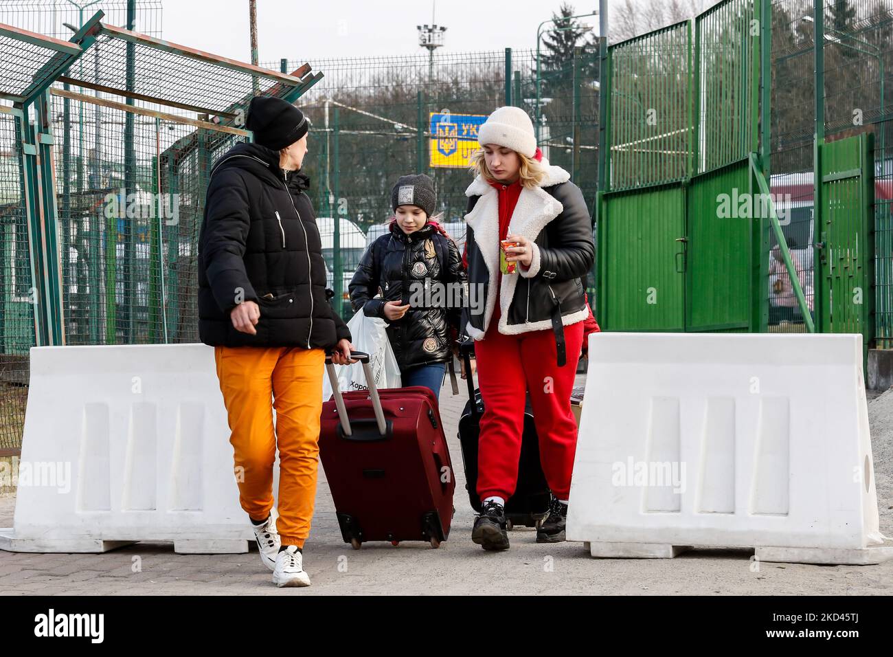 Eine ukrainische Familie kommt an die polnische Grenze, als am 3. März 2022 Tausende von Flüchtlingen aus der Ukraine in Medyka Polen einreisen. Während die Armee der Russischen Föderation die ukrainischen Grenzen überquerte, wird der Konflikt zwischen der Ukraine und Russland voraussichtlich bis zu 4 Millionen Ukrainer zur Flucht zwingen, und bereits über 300 000 Menschen sind in Polen eingedrungen. Die Flüchtlinge sind hauptsächlich Frauen und Kinder. (Foto von Dominika Zarzycka/NurPhoto) Stockfoto