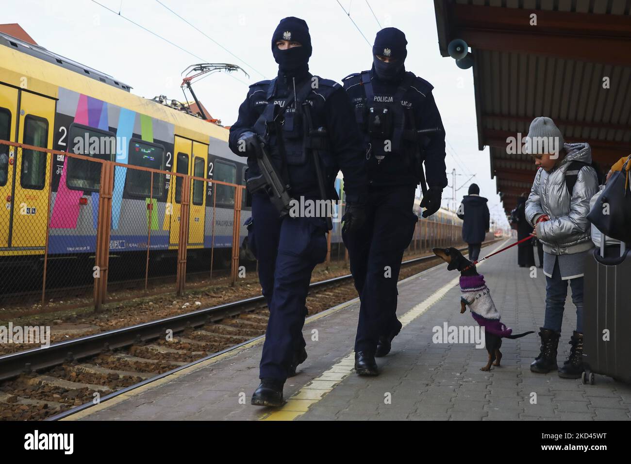 Während der anhaltenden russisch-ukrainischen Kriegskrise in Przemysl, Polen, am 3. März 2022 patrouillieren Polizisten auf einer Plattform am Hauptbahnhof. Die russische Invasion in der Ukraine führt zu einer Massenflucht von Flüchtlingen nach Polen. (Foto von Beata Zawrzel/NurPhoto) Stockfoto