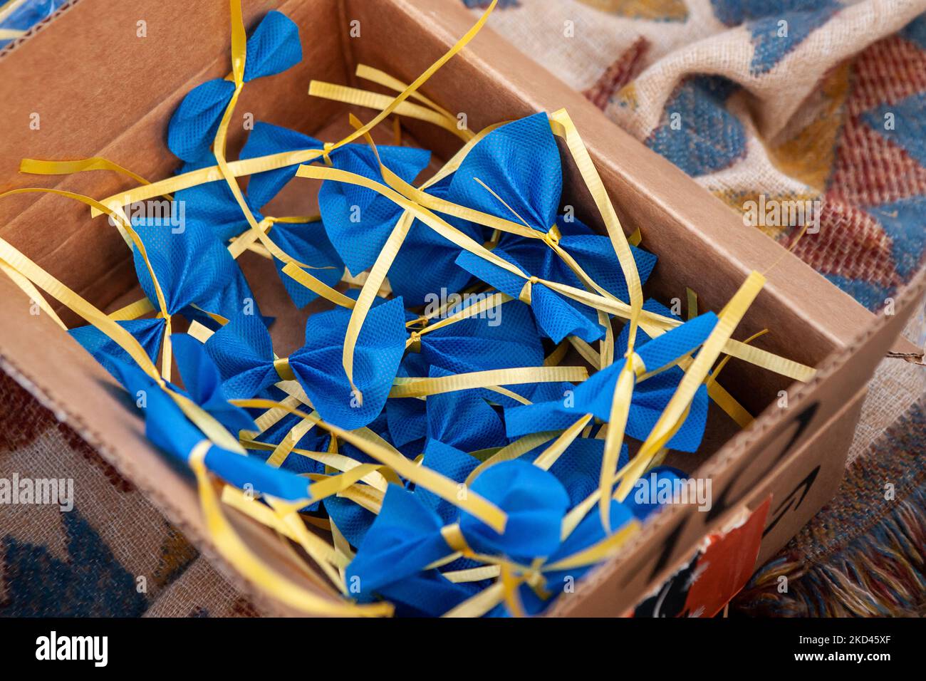 Bändchen die Farbe der von Demonstranten versammelten Ukrainer warten auf die Verteilung während einer Kundgebung zur Unterstützung der Ukraine im Weißen Haus. Die Demonstranten versammelten sich, um den USA und anderen Ländern für ihre Hilfe zu danken und eine Flugverbotszone, Unterstützung bei Patrouillen am Schwarzen Meer und andere Unterstützung für die Ukraine zu fordern. Die Veranstaltung wurde von US-ukrainischen Aktivisten, einer in den USA ansässigen Hilfsorganisation und Interessenvertretung, gesponsert. (Foto von Allison Bailey/NurPhoto) Stockfoto