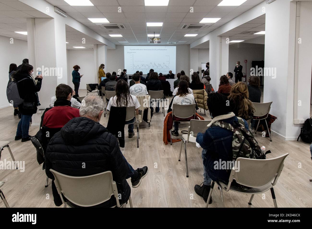 Roberto Cingolani, Minister für ökologischen Übergang, traf sich mit Aktivisten des Extinction Rebellion und zahlreichen Bürgern bei einem öffentlichen Treffen in Rom. Am 03. März 2022 in Rom, Italien. (Foto von Andrea Ronchini/NurPhoto) Stockfoto