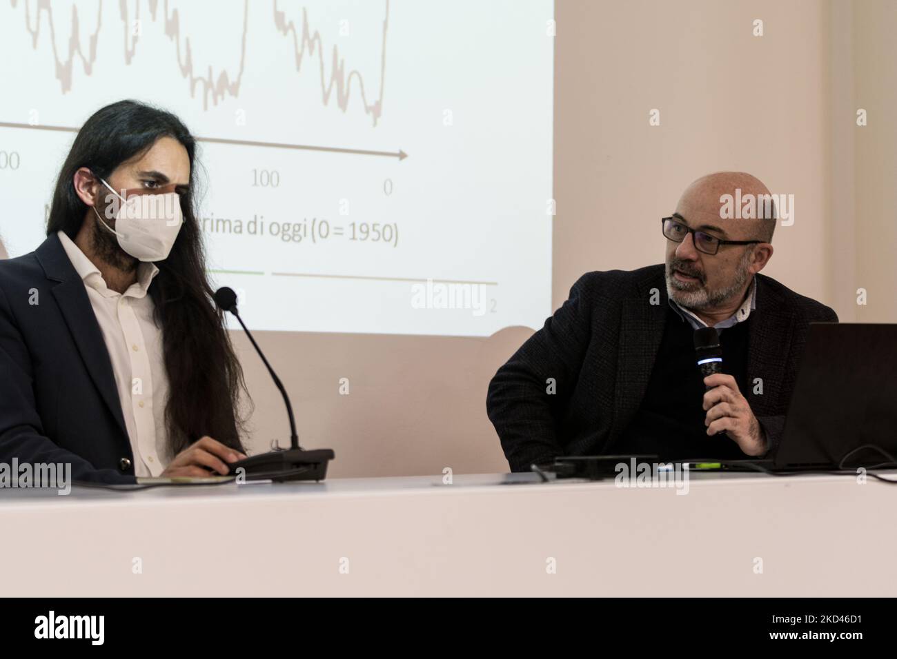 Roberto Cingolani, Minister für ökologischen Übergang, traf sich mit Aktivisten des Extinction Rebellion und zahlreichen Bürgern bei einem öffentlichen Treffen in Rom. Am 03. März 2022 in Rom, Italien. (Foto von Andrea Ronchini/NurPhoto) Stockfoto