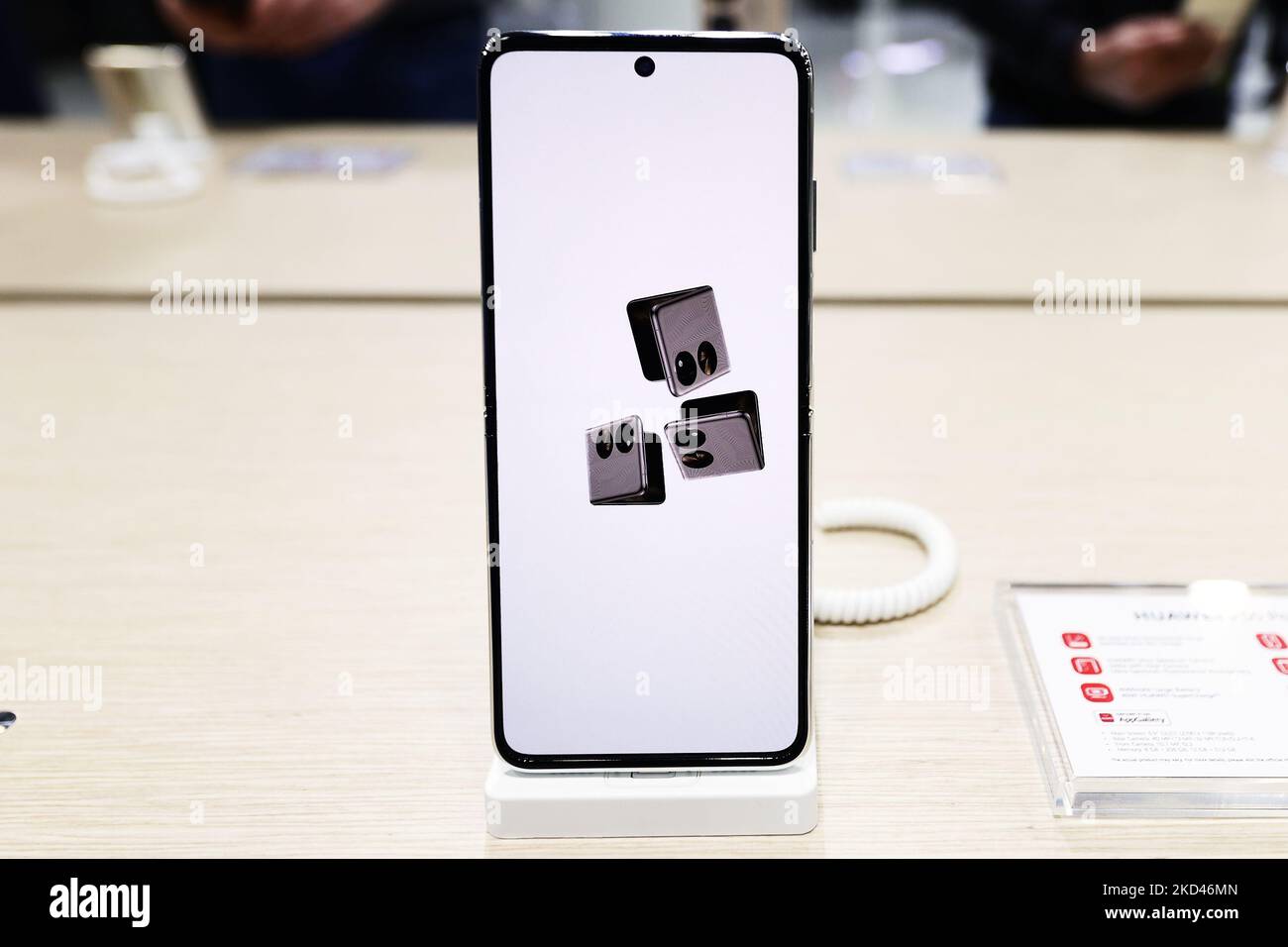 Das Huawei Pocket P50, das neueste faltbare Smartphone des chinesischen multinationalen Unternehmens, wird auf dem Mobile World Congress (MWC), der größten Fachmesse der Branche mit den Schwerpunkten Mobilgeräte, 5G, IOT, KI und Big Data, am 3. März 2022 in Barcelona, Spanien, ausgestellt. (Foto von Joan Cros/NurPhoto) Stockfoto