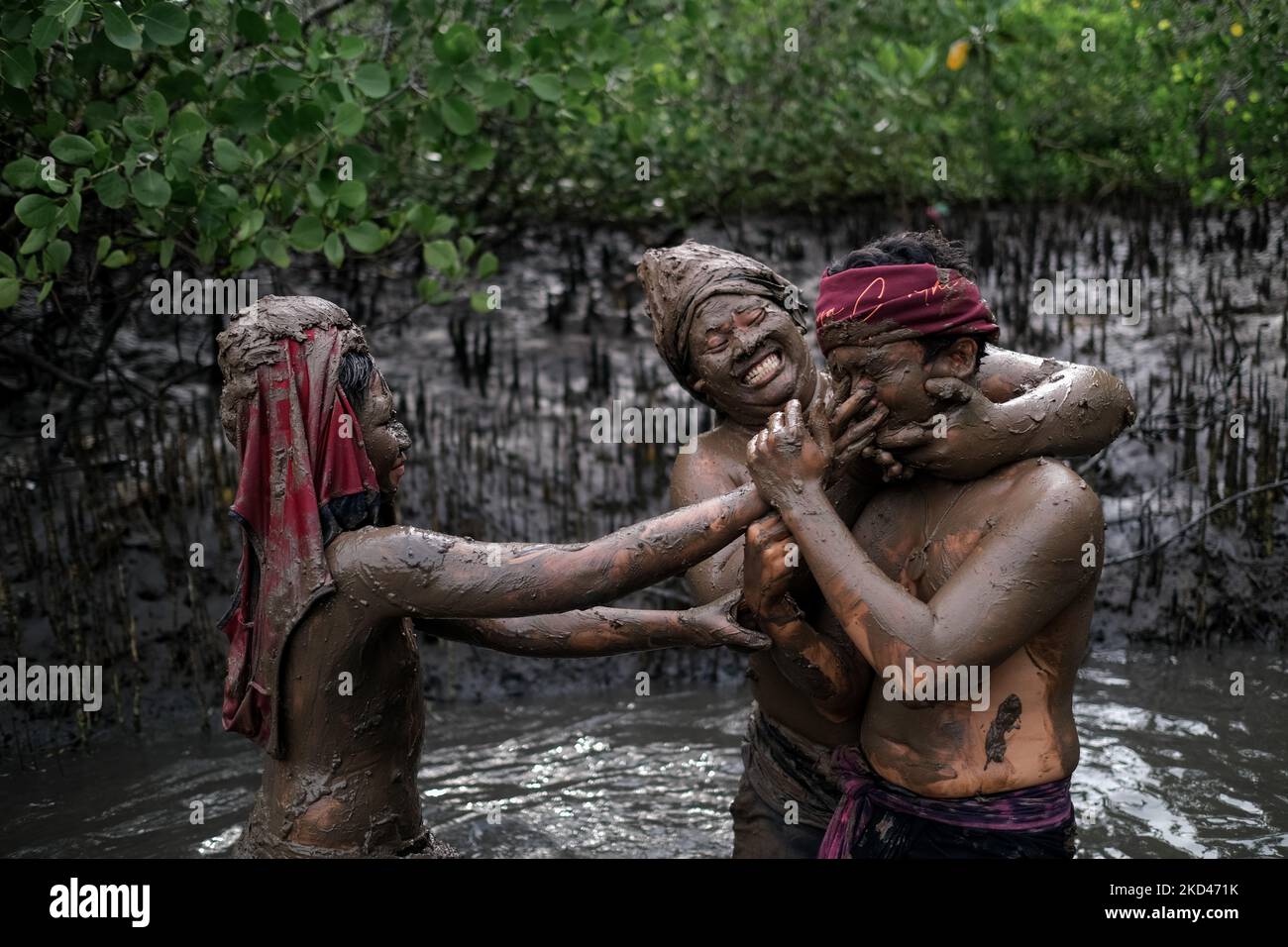 Am Tag nach Nyepi (Bali Stille Tag), die indigenen Bevölkerung des Dorfes Kedonganan, Bali hielt ein Ritual mit Schlamm namens ''Mabuug-buugan'' am Freitag, 4. März 2022. Im Mangrovenwald des Dorfes bedeckten sie sich gegenseitig von Kopf bis Fuß mit Schlamm. Mabuug-buugan, das vom Wort 'buug' kommt, bedeutet, dass der Schlamm Boden und Wasser als Symbol der Quelle des Lebens darstellt. Unterdessen ist der Mangrovenwald ein Hüter. Diese Tradition ist eine Form der Dankbarkeit gegenüber Gott dem Allmächtigen für alle Gaben, die gegeben wurden. (Foto von Keyza Widiatmika/NurPhoto) Stockfoto