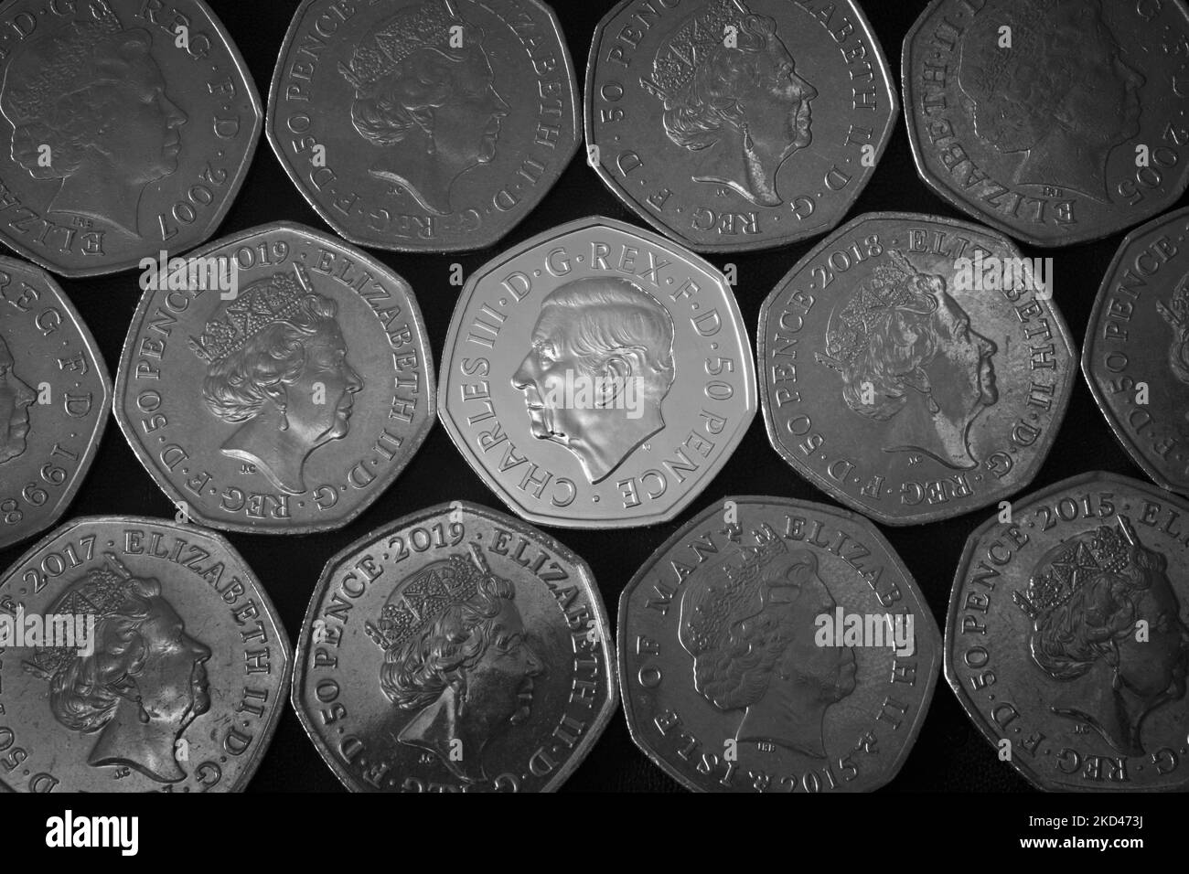 Kollektion von Fifty Pence-Stücken, darunter das neue Fifty Pence-Stück mit Porträt von König Karl III Stockfoto