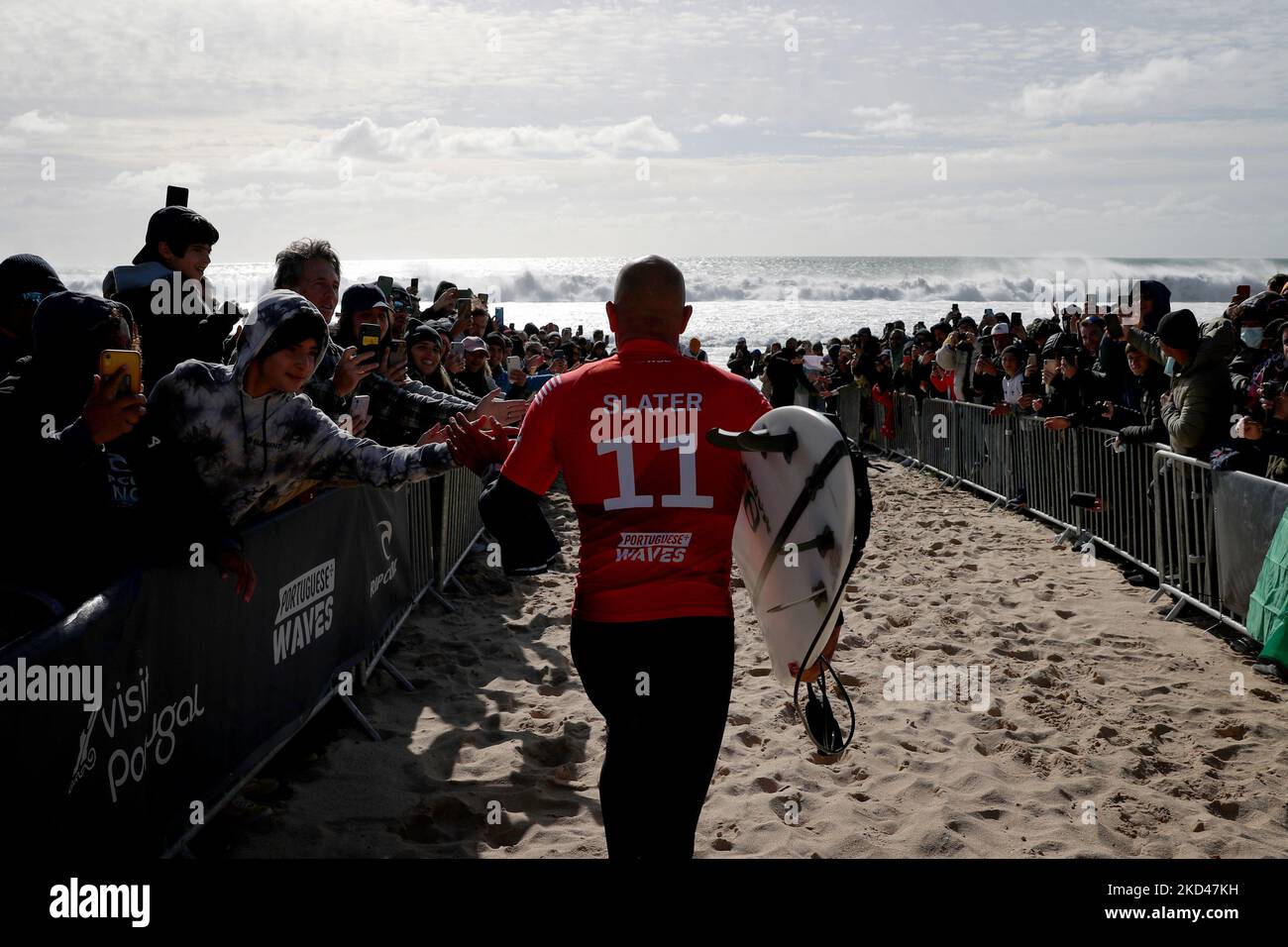 Surfer Kelly Slater aus den Vereinigten Staaten begrüßt die Fans, als er am 4. März 2022 beim MEO Pro Portugal am Strand von Supertubos in Peniche, Portugal, zum Wasser läuft. (Foto von Pedro FiÃºza/NurPhoto) Stockfoto