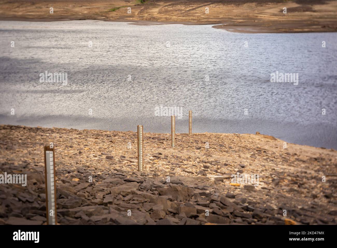 Angram Reservoir während schwerer Sommertrockenheit Stockfoto