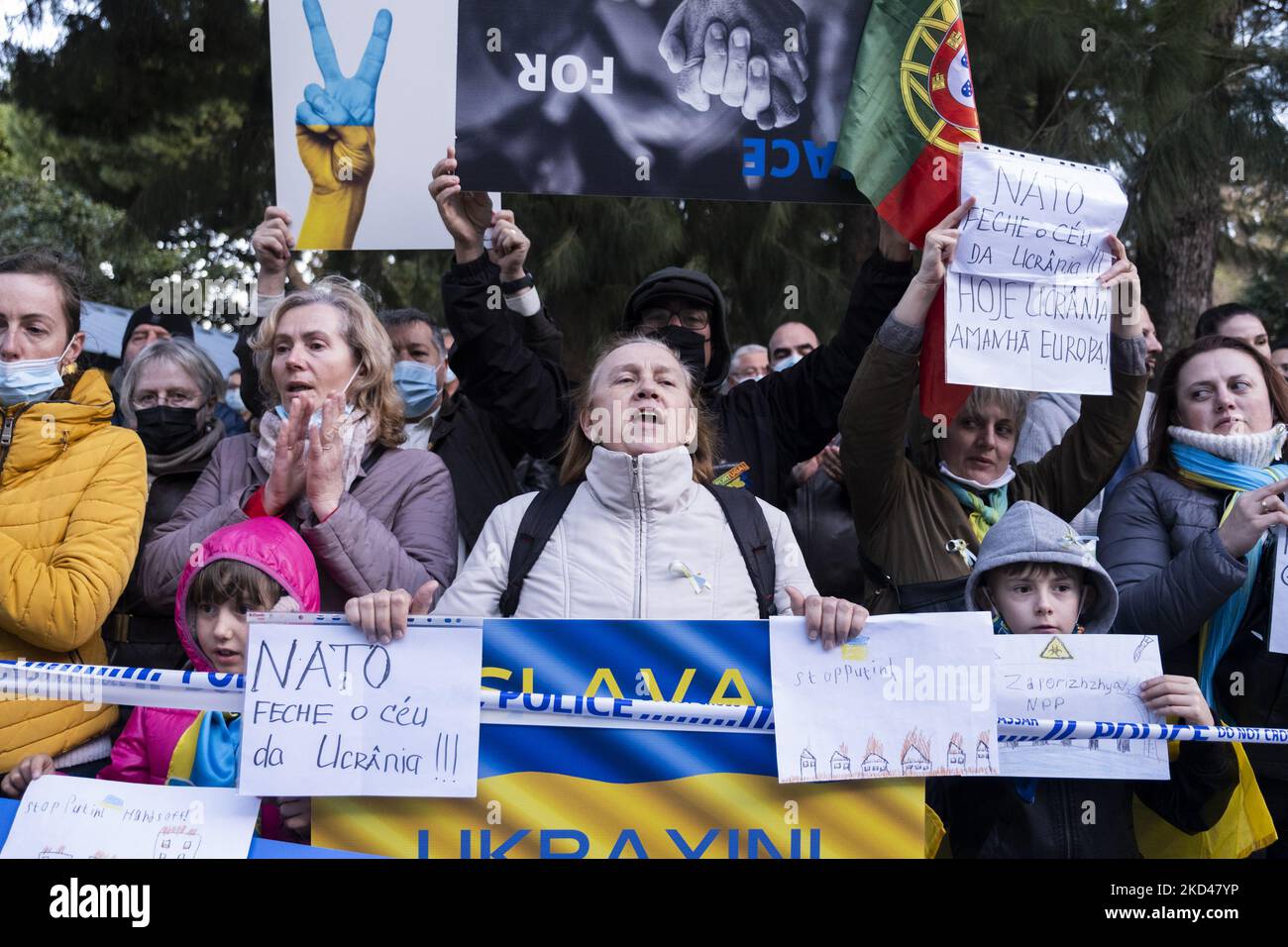 Am 4. März 2022 versammelte sich eine große Gruppe von Menschen in den Straßen von Lissabon für eine Menschenschnur für den Frieden in Solidarität mit dem ukrainischen Volk in der deutschen Botschaft in Lissabon, Portugal. Eine lebendige Kette für den Frieden in der Ukraine fand heute Nachmittag in den Straßen von Lissabon statt. Das portugiesische Volk unterstützt die Ukraine weiterhin in diesem Konflikt gegen Russland, der bereits einen neuntägigen Krieg geführt hat. (Foto von Nuno Cruz/NurPhoto) Stockfoto