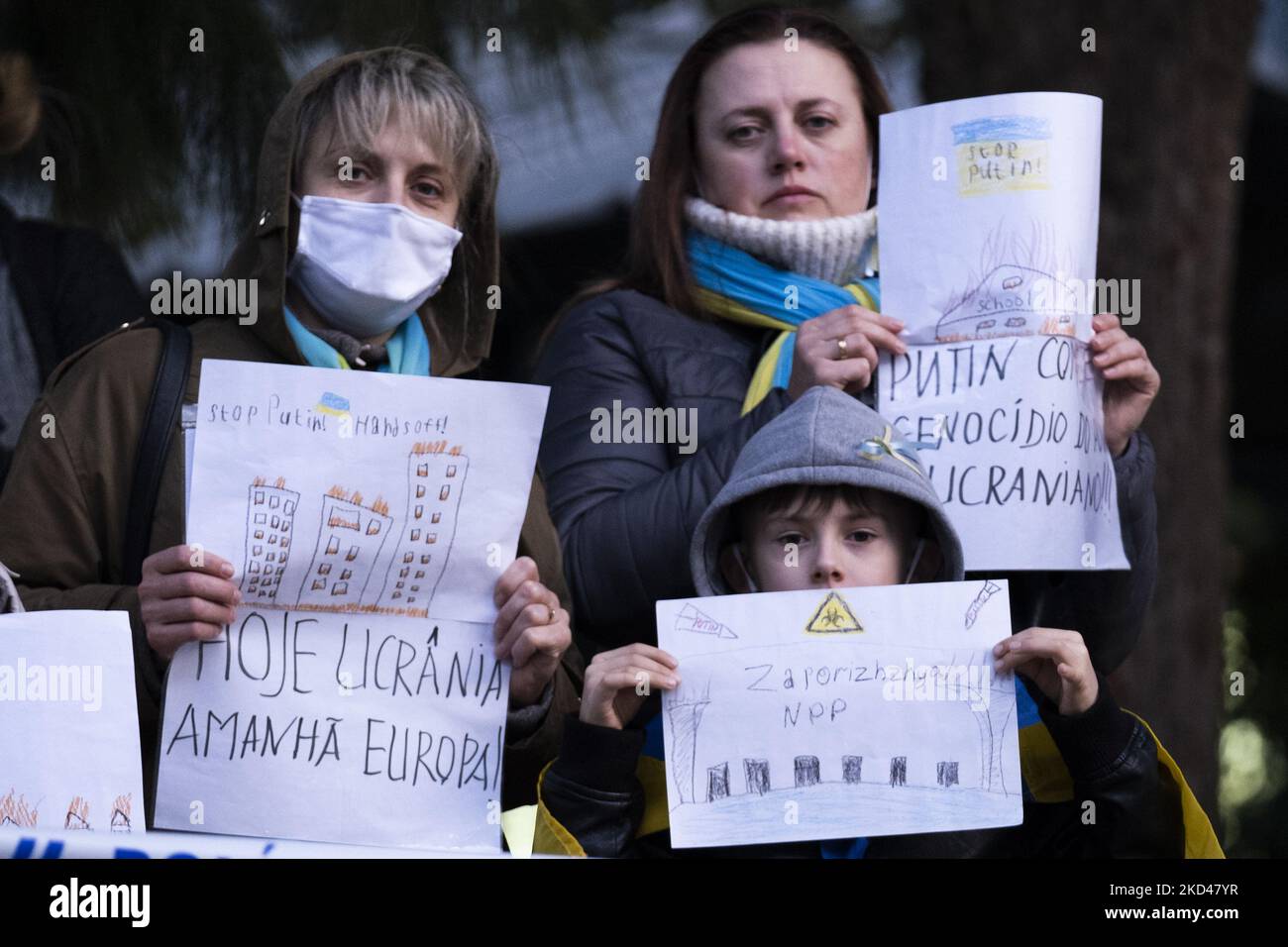 Am 4. März 2022 versammelte sich eine große Gruppe von Menschen in den Straßen von Lissabon für eine Menschenschnur für den Frieden in Solidarität mit dem ukrainischen Volk in der deutschen Botschaft in Lissabon, Portugal. Eine lebendige Kette für den Frieden in der Ukraine fand heute Nachmittag in den Straßen von Lissabon statt. Das portugiesische Volk unterstützt die Ukraine weiterhin in diesem Konflikt gegen Russland, der bereits einen neuntägigen Krieg geführt hat. (Foto von Nuno Cruz/NurPhoto) Stockfoto