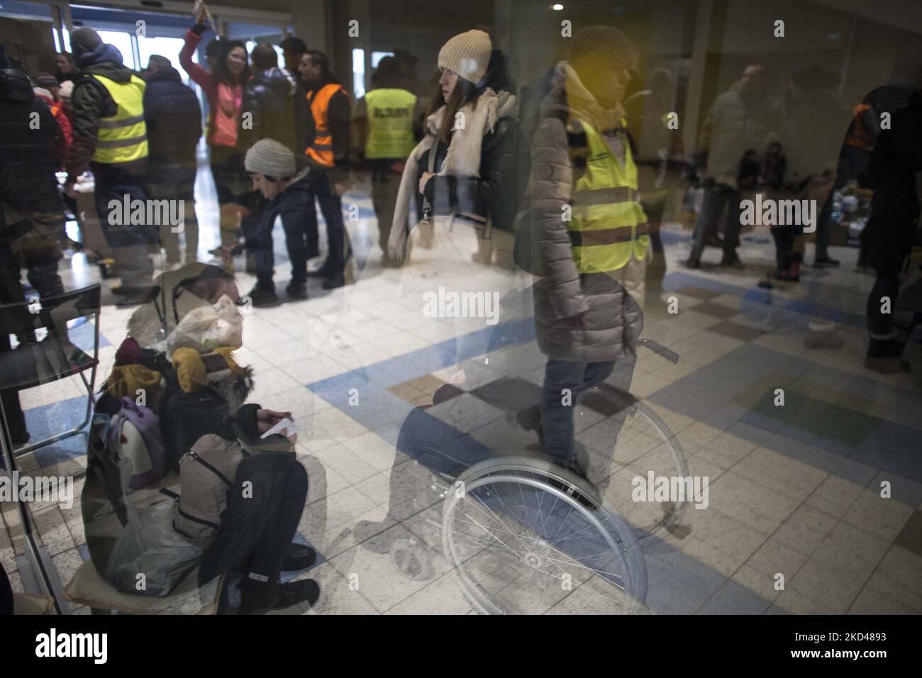 Flüchtlinge wurden am 4. März 2022 in einem verlassenen Supermarkt in Przemysl und Medyka gesehen. (Foto von Maciej Luczniewski/NurPhoto) Stockfoto