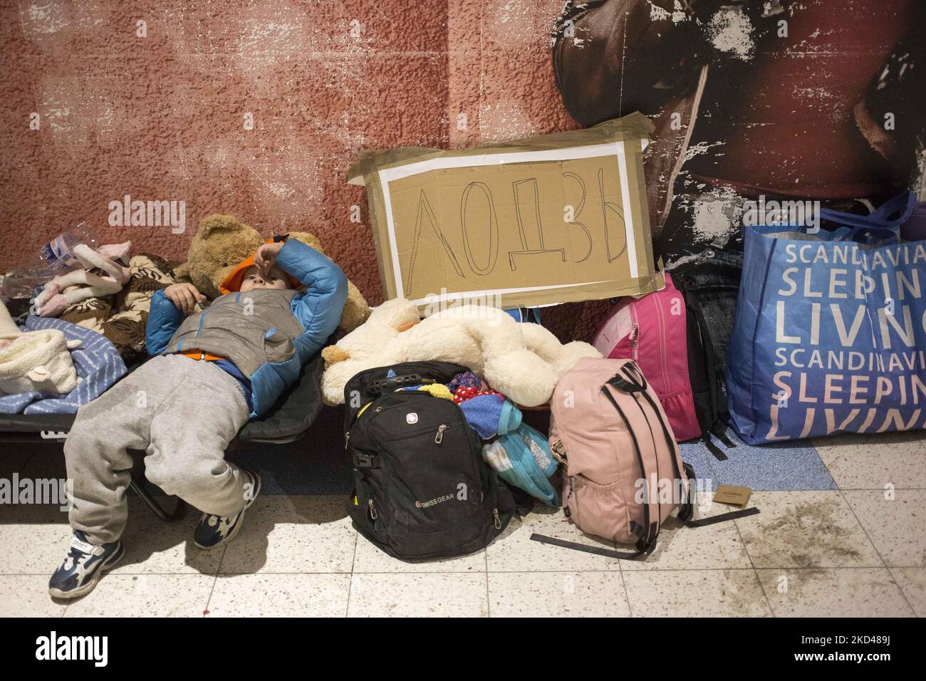 Flüchtlinge wurden am 4. März 2022 in einem verlassenen Supermarkt in Przemysl und Medyka gesehen. (Foto von Maciej Luczniewski/NurPhoto) Stockfoto