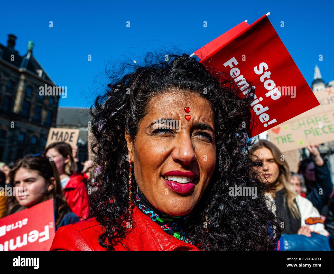 Kaouthar Darmoni, Direktorin von Atria, nimmt an der Women's March 2022 Teil, die am 5.. März 20222 in Amsterdam organisiert wurde. (Foto von Romy Arroyo Fernandez/NurPhoto) Stockfoto