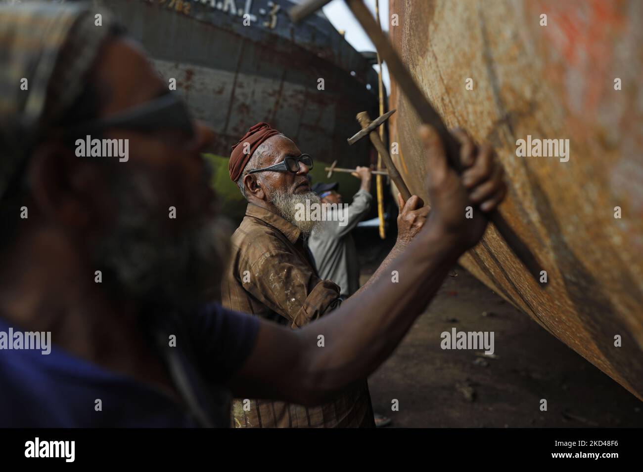 Die Schiffbauindustrie in Bangladesch breitet sich schnell aus, wo Arbeiter aller Altersgruppen zusammenarbeiten. Der Arbeitszustand hier ist ernst und nicht für Kinder geeignet. Die Bedingungen sind heiß und oft gefährlich. Selbst Arbeiter verwenden keinen minimalen Sicherheitsschutz. Unfälle passieren daher sehr häufig. Kinder, die hier arbeiten, wachsen ohne Bildung auf, was sie in eine ungewisse Zukunft geführt hat. Der Grund für Kinderarbeit in solch gefährlichen Arbeitsbedingungen ist billige Arbeit und Armut. Nach dem Kinderarbeitsgesetz von Bangladesch ist es in schweren Arbeitsbedingungen verboten, aber dort Stockfoto