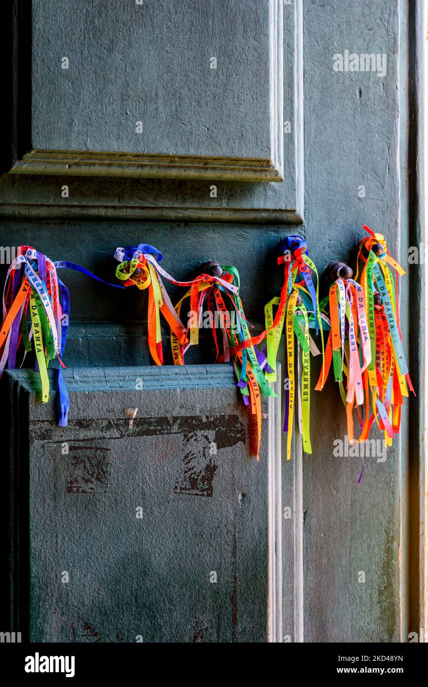 Berühmte bunte Glücksbänder von unserem Herrn von Bonfim, die an die Tür der Kirche in Salvador, Bahia, gebunden sind Stockfoto