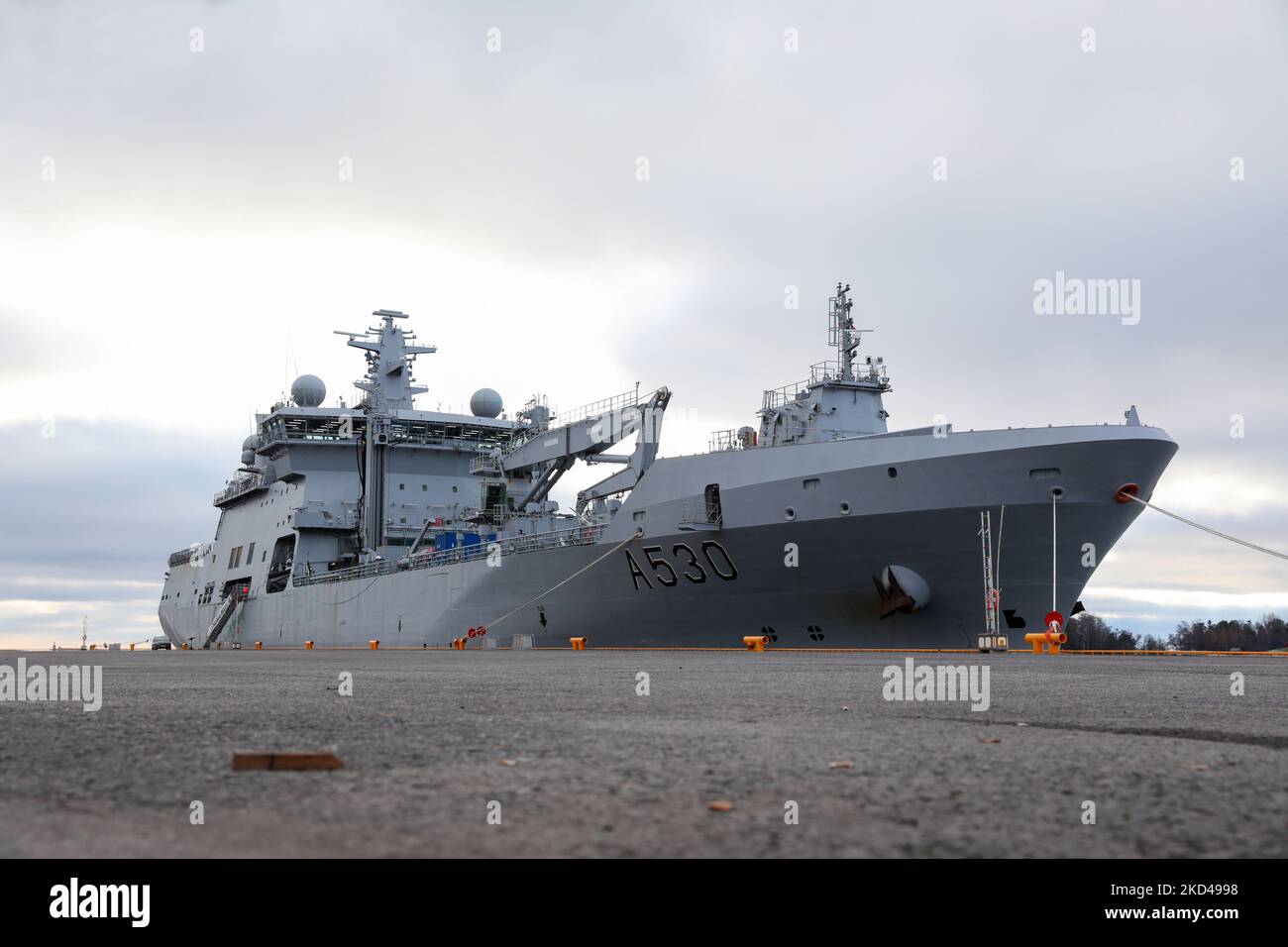 Helsinki, Finnland. 05.. November 2022. Das Versorgungsschiff HNOMS Maud der Royal Norwegian Navy dockte im Hafen von Hernesaari in Helsinki an. Vom 4.. Bis 7.. November 2022 werden drei Schiffe des Militärbündnisses NATO Finnland besuchen. Sie liegen am Hafen von Hernesaari im Südwesten Helsinkis. Nach dem Start aus Helsinki wird die ständige NATO Maritime Group 1 (SNMG1) an einer gemeinsamen Übung der finnischen Küstenflotte teilnehmen - der ersten gemeinsamen Übung seit Finnland Beobachtermitglied der NATO wurde. Kredit: SOPA Images Limited/Alamy Live Nachrichten Stockfoto