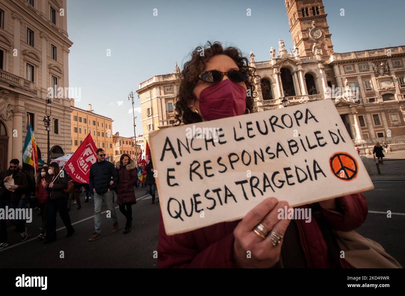 Menschen nehmen an einer Demonstration zur Forderung nach Frieden in der Ukraine in Rom, Italien, am 05. März 2022 Teil. Russische Truppen sind am 24. Februar in die Ukraine eingedrungen und haben den Präsidenten des Landes dazu veranlasst, das Kriegsrecht zu erklären (Foto: Andrea Ronchini/NurPhoto) Stockfoto