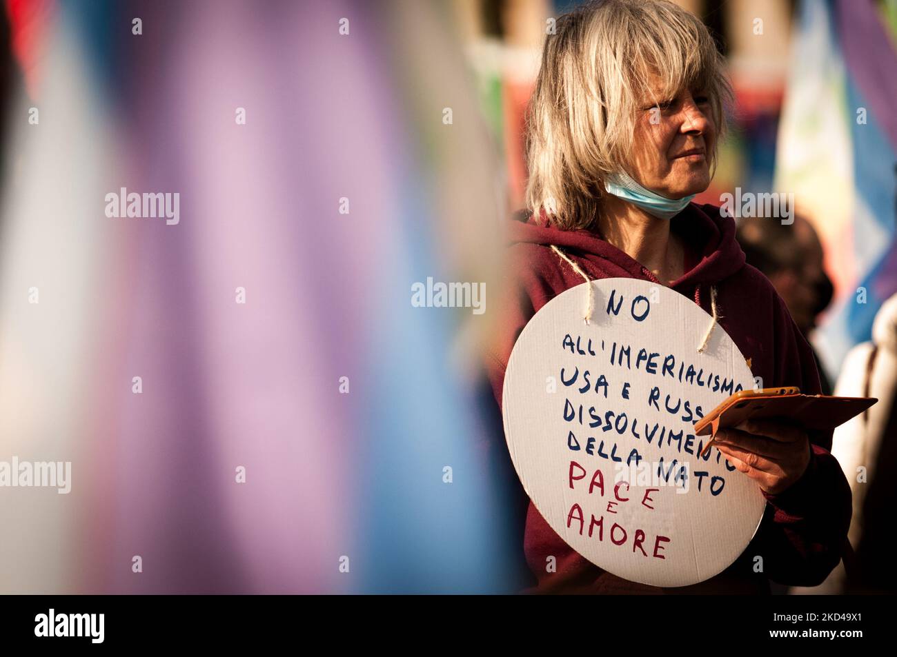 Menschen nehmen an einer Demonstration zur Forderung nach Frieden in der Ukraine in Rom, Italien, am 05. März 2022 Teil. Russische Truppen sind am 24. Februar in die Ukraine eingedrungen und haben den Präsidenten des Landes dazu veranlasst, das Kriegsrecht zu erklären (Foto: Andrea Ronchini/NurPhoto) Stockfoto