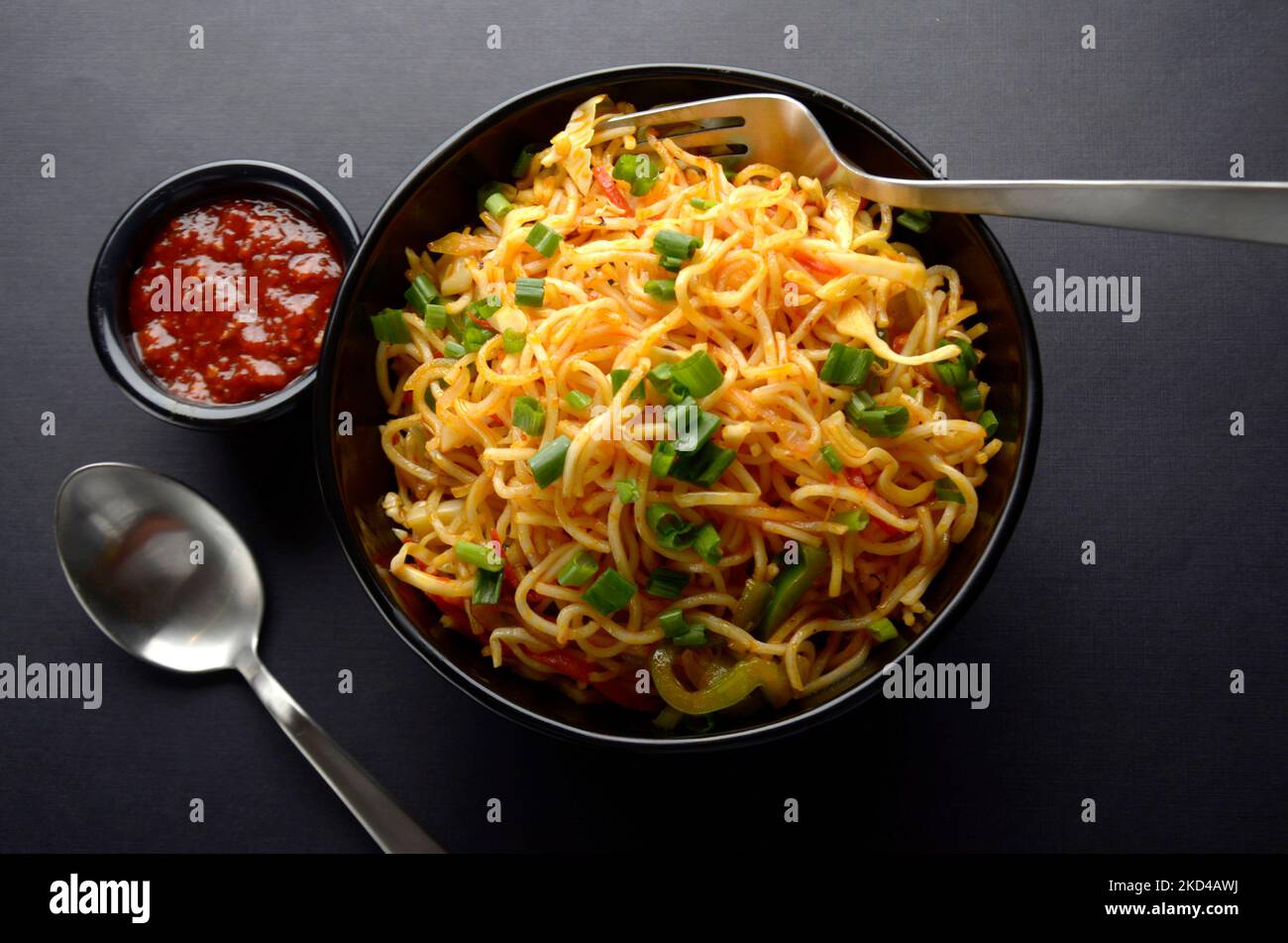 Nahaufnahme von chinesischen Garnelen Schezwan Nudeln, Gemüse Hakka Nudeln oder Chow mein ist ein beliebtes indo-chinesischen Rezepte. Stockfoto