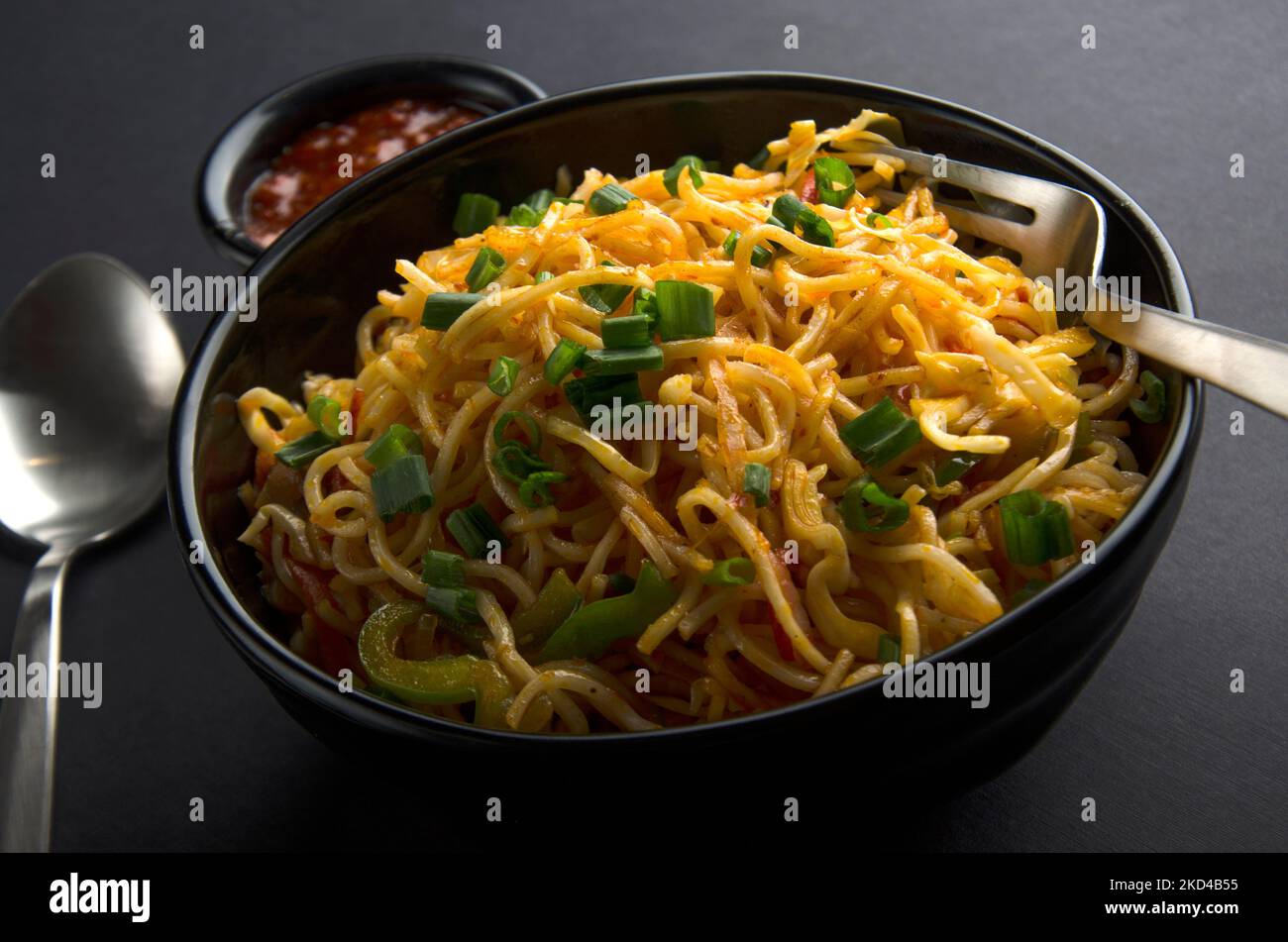 Nahaufnahme von chinesischen Garnelen Schezwan Nudeln, Gemüse Hakka Nudeln oder Chow mein ist ein beliebtes indo-chinesischen Rezepte. Stockfoto