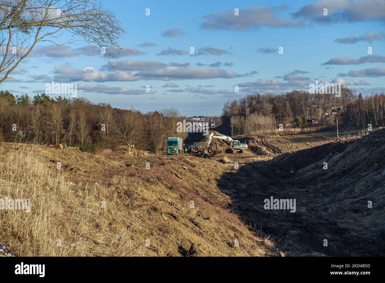 Baggerfahrer während der Erdarbeiten auf der Baustelle der neuen Eisenbahnlinie wird am 5. März 2022 in Danzig, Polen, gesehen (Foto: Michal Fludra/NurPhoto) Stockfoto
