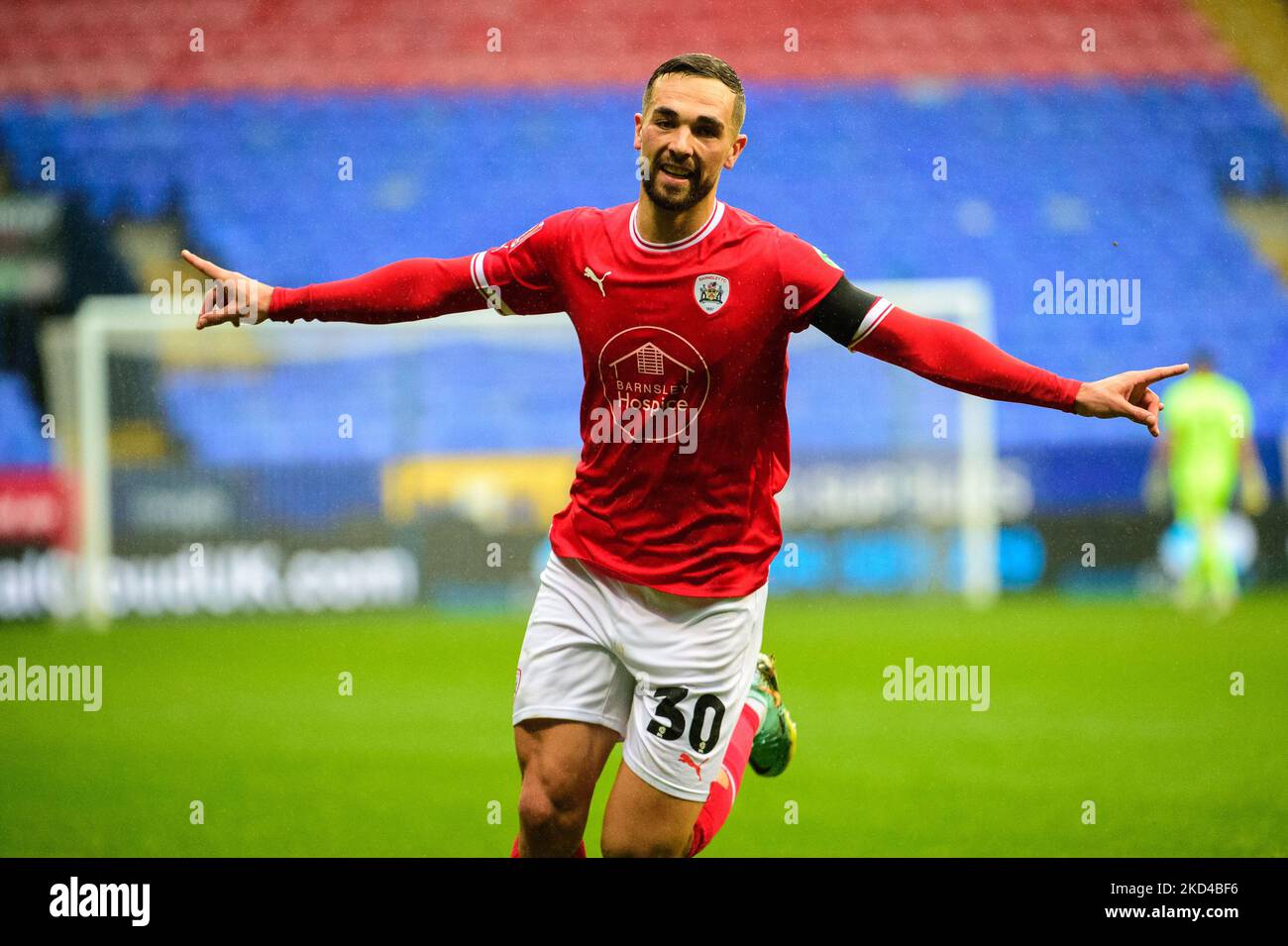 Adam Phillips von Barnsley FC feiert sein Tor beim Spiel der FA Cup 1. Runde zwischen Bolton Wanderers und Barnsley am Samstag, den 5.. November 2022 im University of Bolton Stadium, Bolton. (Kredit: Ian Charles | MI News) Kredit: MI News & Sport /Alamy Live News Stockfoto