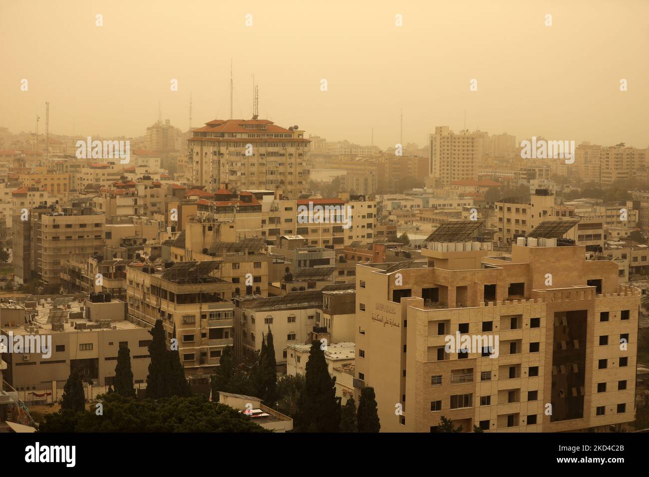 Eine allgemeine Ansicht von Gaza City während eines Sandsturms am 6. März 2022. (Foto von Majdi Fathi/NurPhoto) Stockfoto