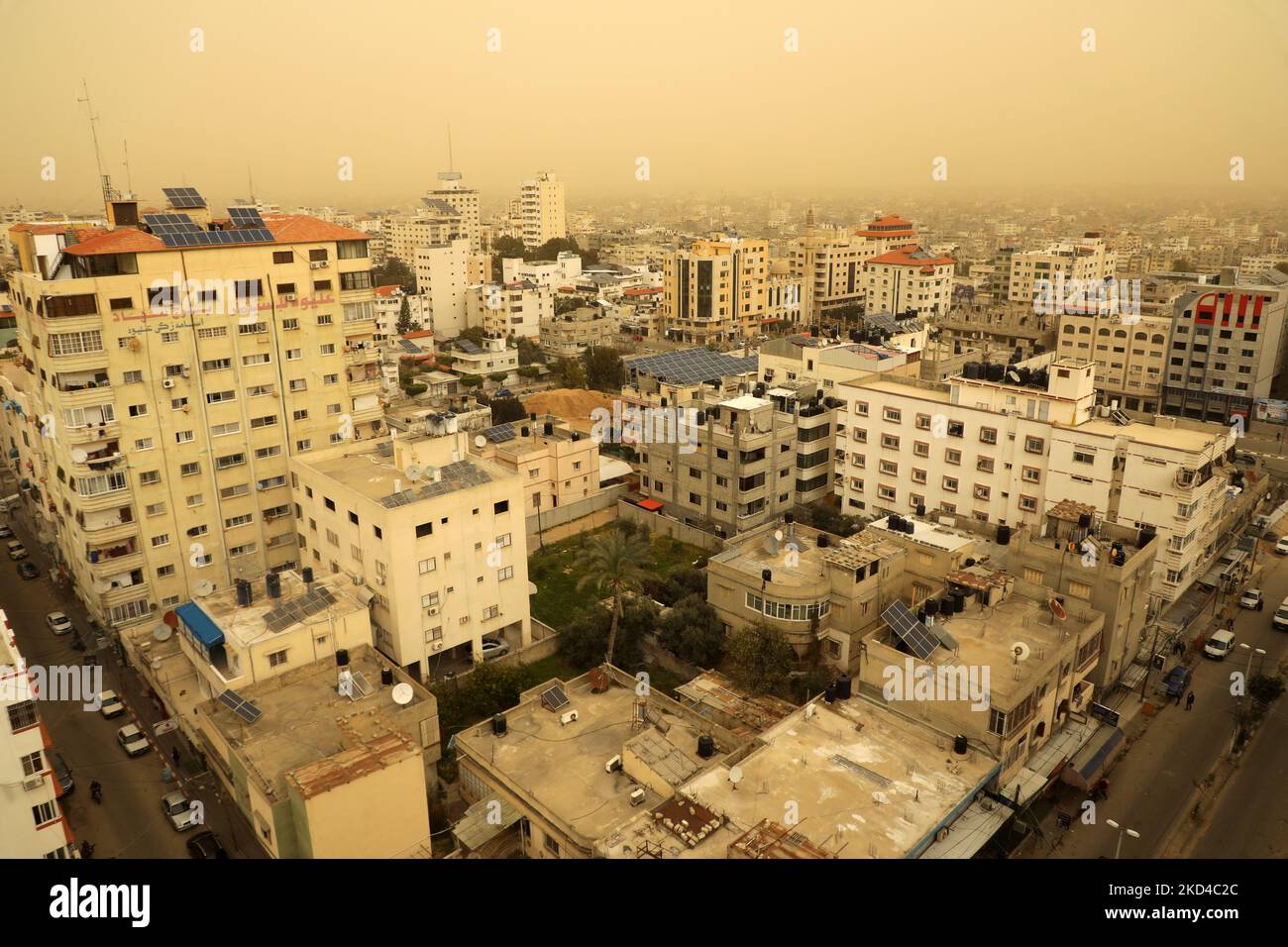 Eine allgemeine Ansicht von Gaza City während eines Sandsturms am 6. März 2022. (Foto von Majdi Fathi/NurPhoto) Stockfoto