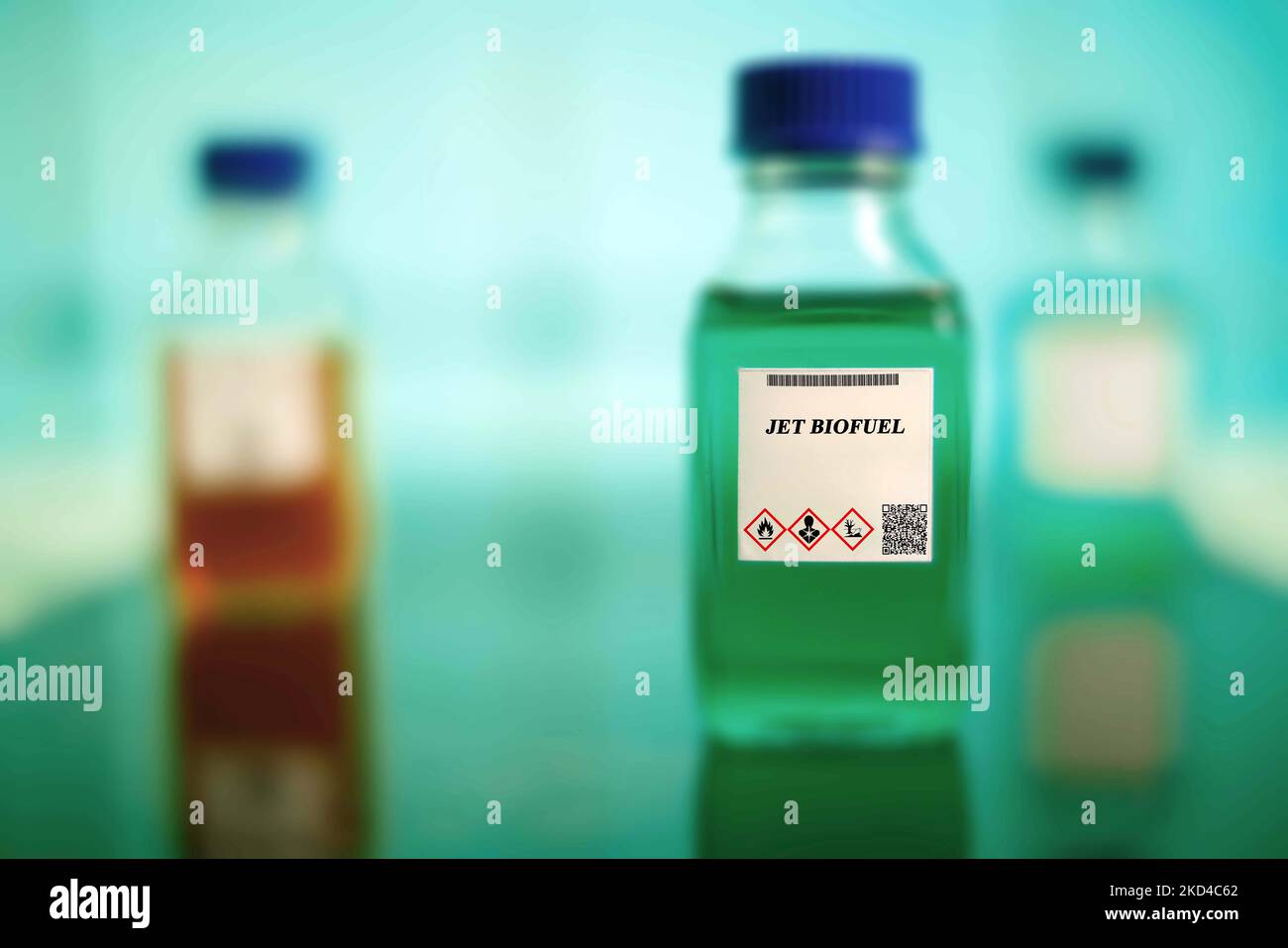 Glasflasche mit Jet-Biokraftstoff Stockfoto