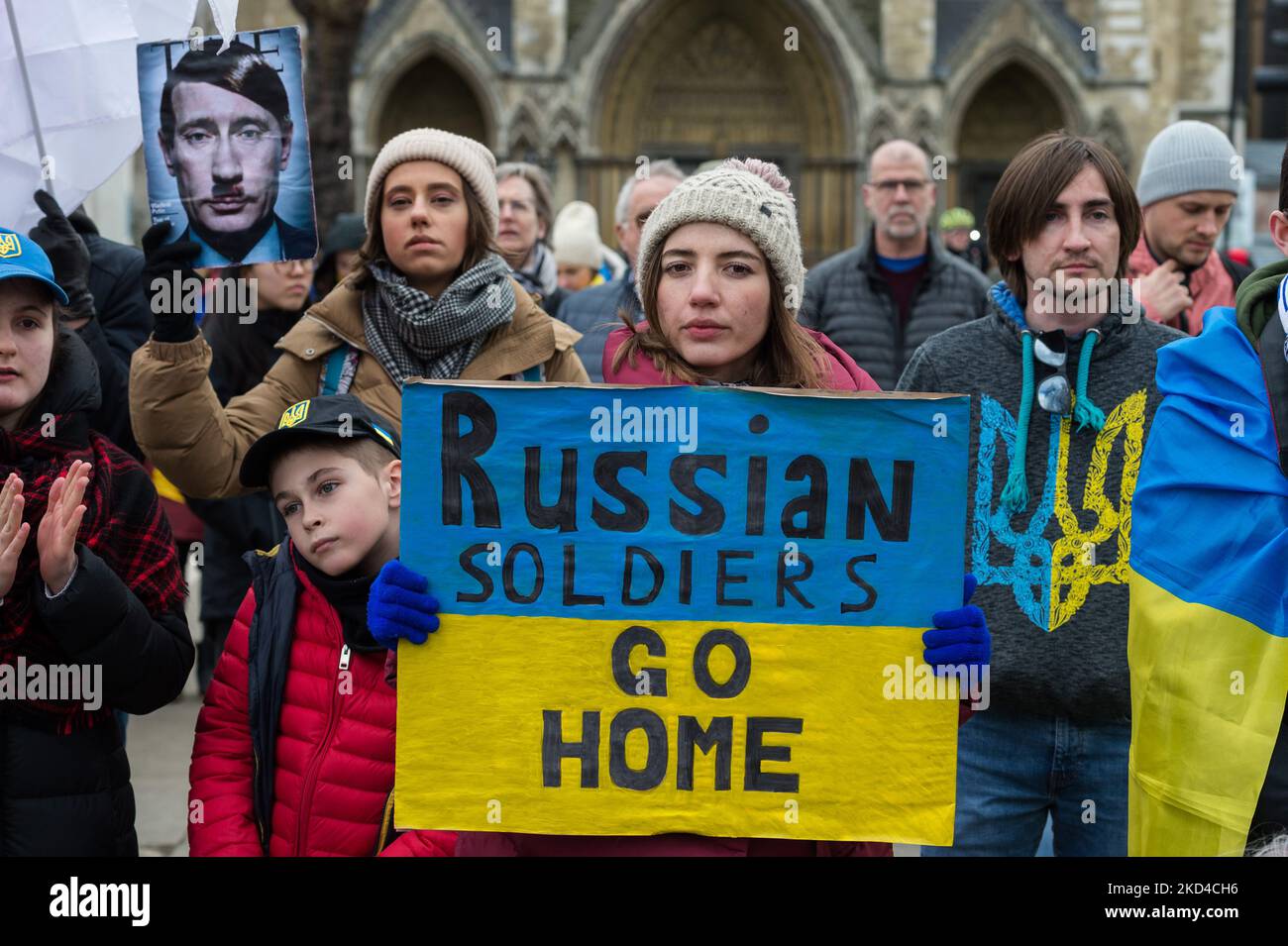 LONDON, VEREINIGTES KÖNIGREICH - 06. MÄRZ 2022: Ukrainische Bürger und ihre Anhänger demonstrieren auf dem Parliament Square und fordern die britische Regierung auf, die Ukraine durch die Lieferung von Luftverteidigungs- und Raketenabwehrsystemen zu unterstützen, weitere Sanktionen einschließlich des Verbots des Energiehandels, Ausschluss aller russischen Banken aus dem Swift-Zahlungsnetzwerk und Hilfe für Flüchtlinge am 11.. Tag der russischen Militärinvasion in das ukrainische Territorium am 06. März 2022 in London, England. (Foto von Wiktor Szymanowicz/NurPhoto) Stockfoto