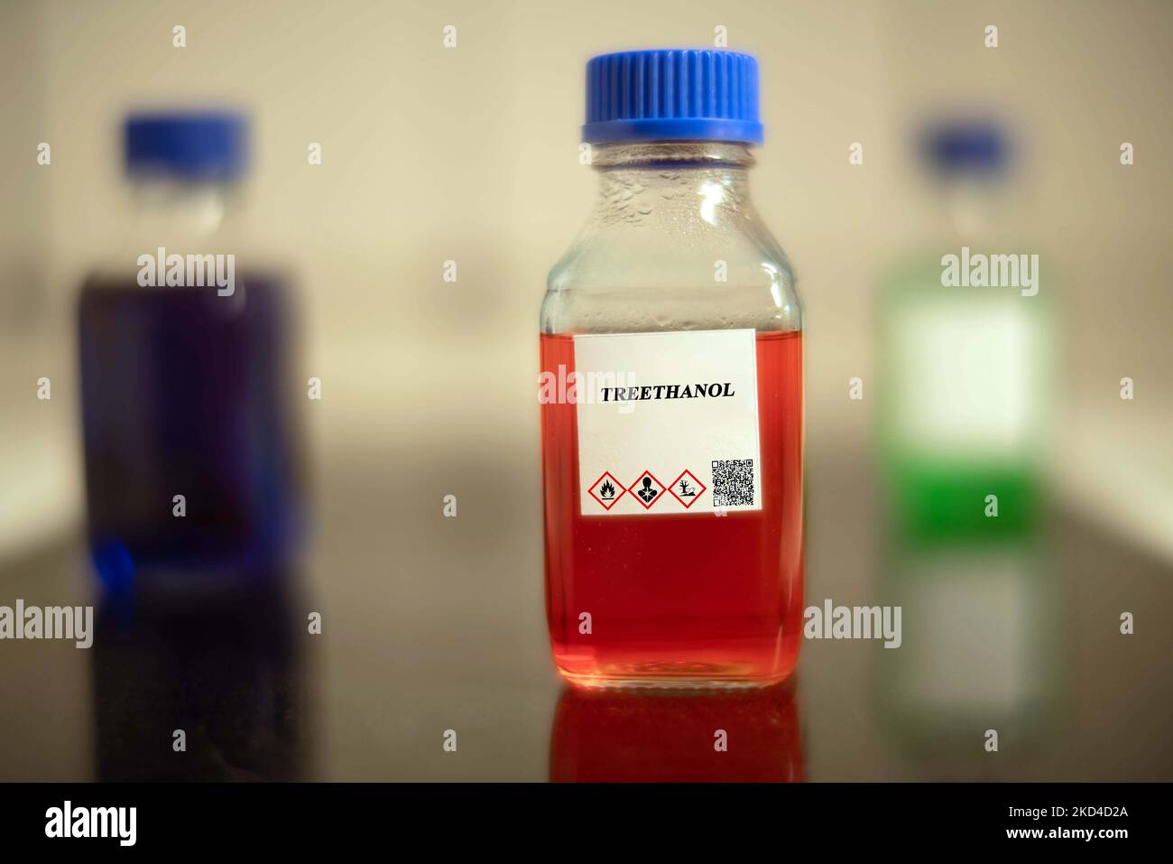 Glasflasche mit Treethanol-Biokraftstoff Stockfoto