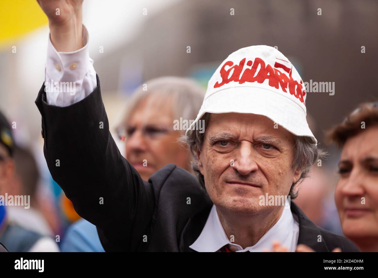 Ein polnischer Protestler drückt während einer Kundgebung im Weißen Haus seine Unterstützung für die Ukraine aus. Tausende von Menschen aus den Vereinigten Staaten versammelten sich, um den USA und anderen Ländern für ihre Hilfe zu danken und eine Flugverbotszone und andere Hilfe für die Ukraine zu fordern. Die Veranstaltung wurde von United Help Ukraine und dem Ukrainischen Kongress-Komitee von Amerika gesponsert, beides US-basierte Unterstützungs- und Interessenorganisationen. (Foto von Allison Bailey/NurPhoto) Stockfoto