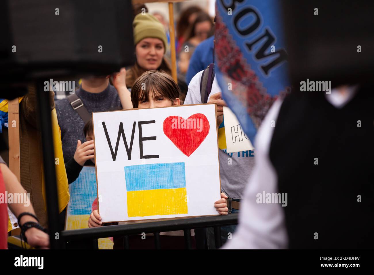 Ein Protestler drückt seine Unterstützung für die Ukraine mit einem Zeichen aus, das eine unverkennbare Botschaft während einer Kundgebung für die Ukraine im Weißen Haus enthält. Tausende von Menschen aus den Vereinigten Staaten versammelten sich, um den USA und anderen Ländern für ihre Hilfe zu danken und eine Flugverbotszone und andere Hilfe für die Ukraine zu fordern. Die Veranstaltung wurde von United Help Ukraine und dem Ukrainischen Kongress-Komitee von Amerika gesponsert, beides US-basierte Unterstützungs- und Interessenorganisationen. (Foto von Allison Bailey/NurPhoto) Stockfoto