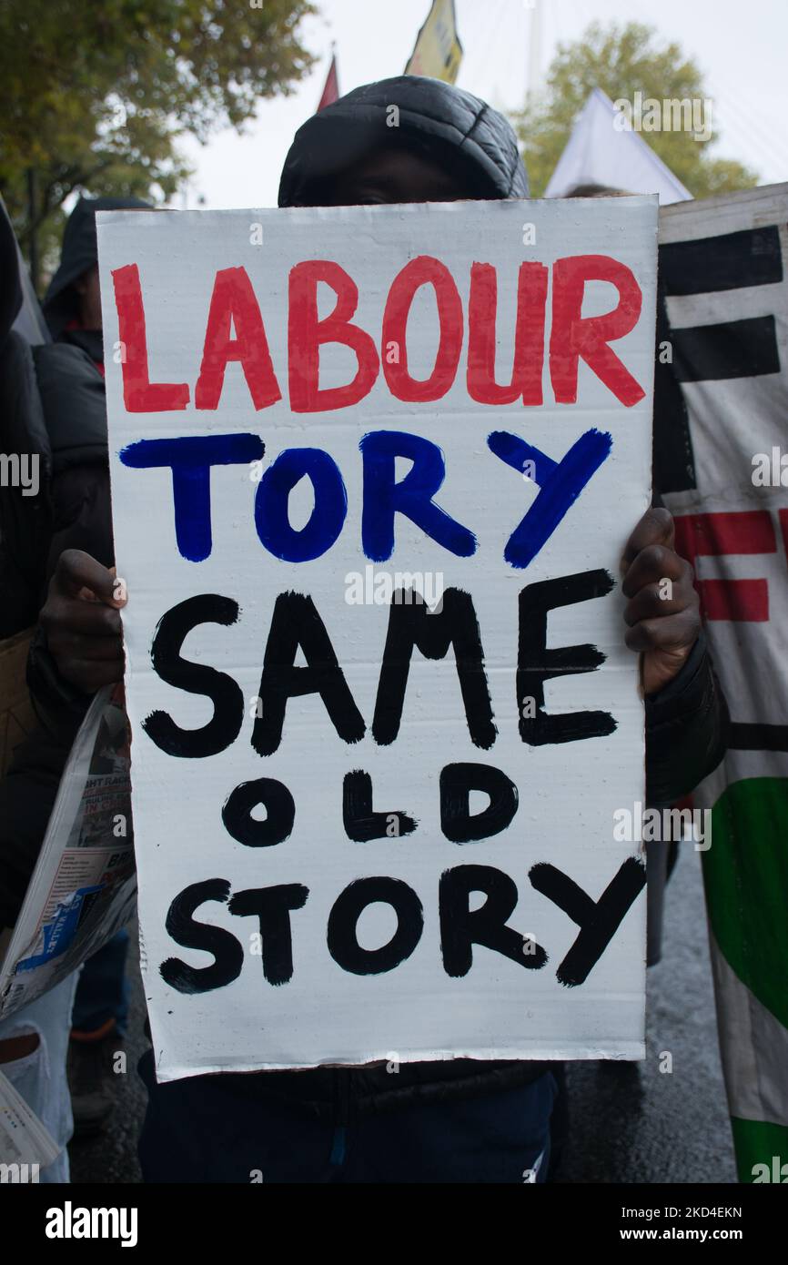 Damm, London, Großbritannien. 5.. November 2022. Tausende Teilnehmer am Embankment eine nationale Demonstration fordert eine Parlamentswahl, die nun zu einer Kundgebung auf den Trafalgar Square marschieren wird. Stockfoto