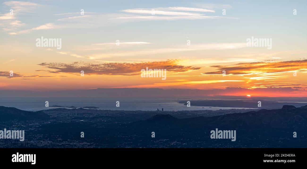 Sonnenuntergang über dem Mittelmeer und den Städten Aubagne und Marseille. Südfrankreich Stockfoto