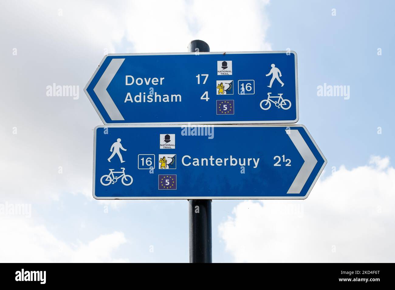 Blaues Wegweiser - Fahrradroute 16 und Fußwegschild mit E5 Wanderroute, Nationalpfad und Symbole für Via Francigena Walk - Kent, England, Großbritannien Stockfoto