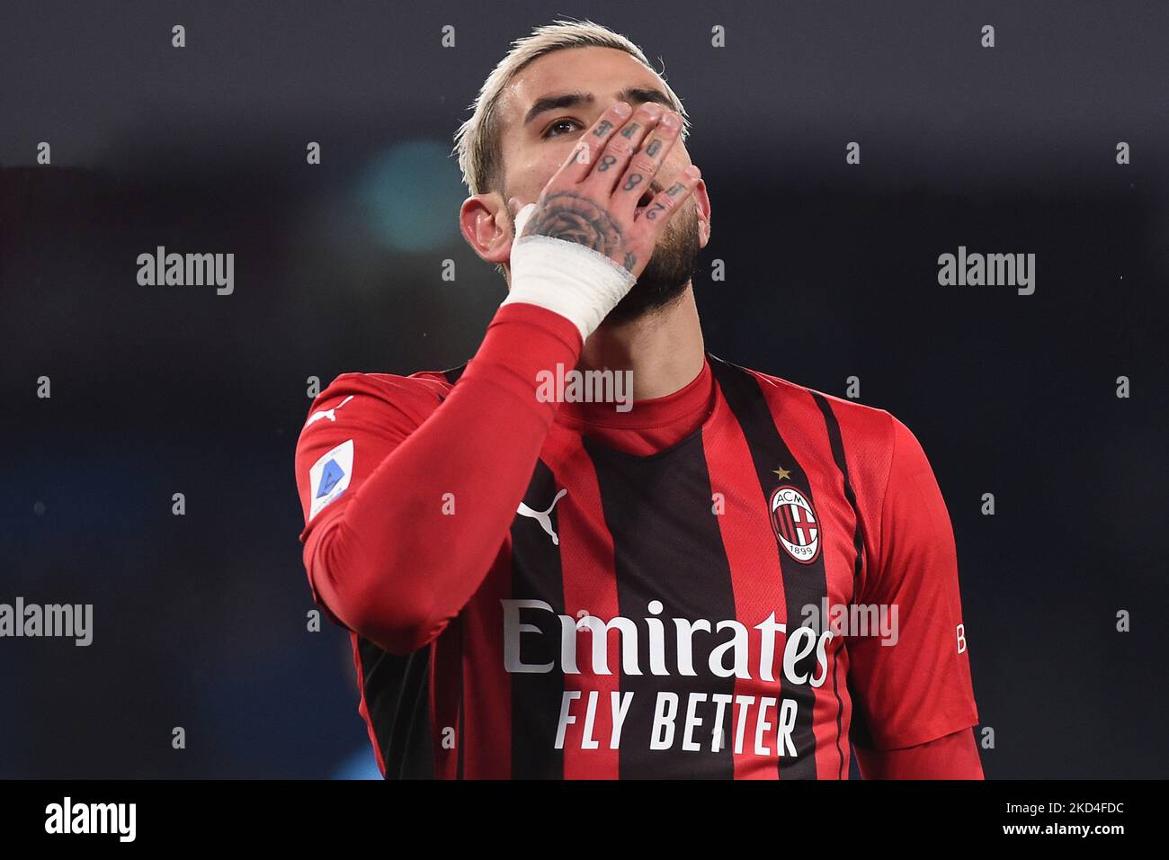 Theo Hernandez vom AC Mailand sieht am 6. März 2022 im Stadio Diego Armando Maradona Naples Italien im Serie A-Spiel zwischen SSC Napoli und AC Milan niedergeschlagen aus. (Foto von Franco Romano/NurPhoto) Stockfoto