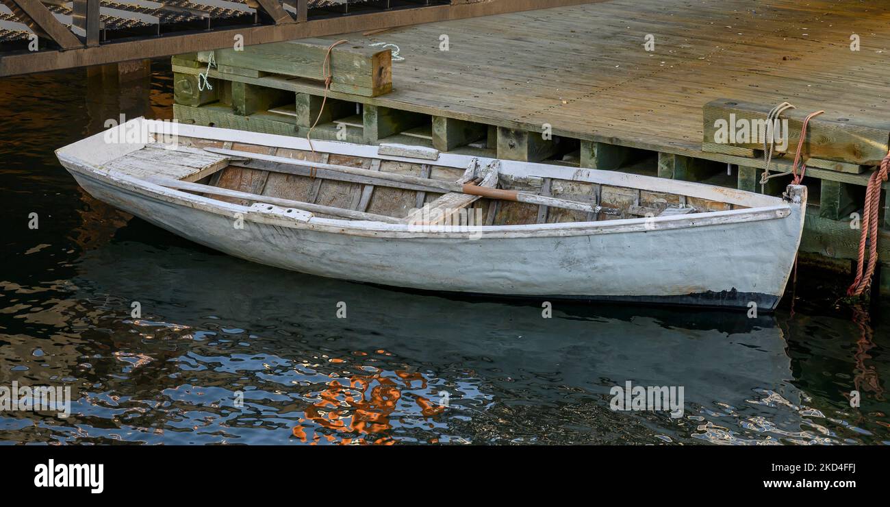 Ein Beiboot, das am Fischerhafen Lepreau, NB, festgebunden ist Stockfoto