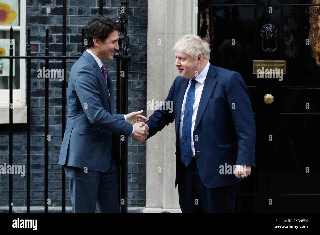 Der britische Premierminister Boris Johnson Boris Johnson (R) begrüßt am 7. März 2022 den kanadischen Premierminister Justin Trudeau (L) vor der Downing Street 10 in London, England. (Foto von David Cliff/NurPhoto) Stockfoto