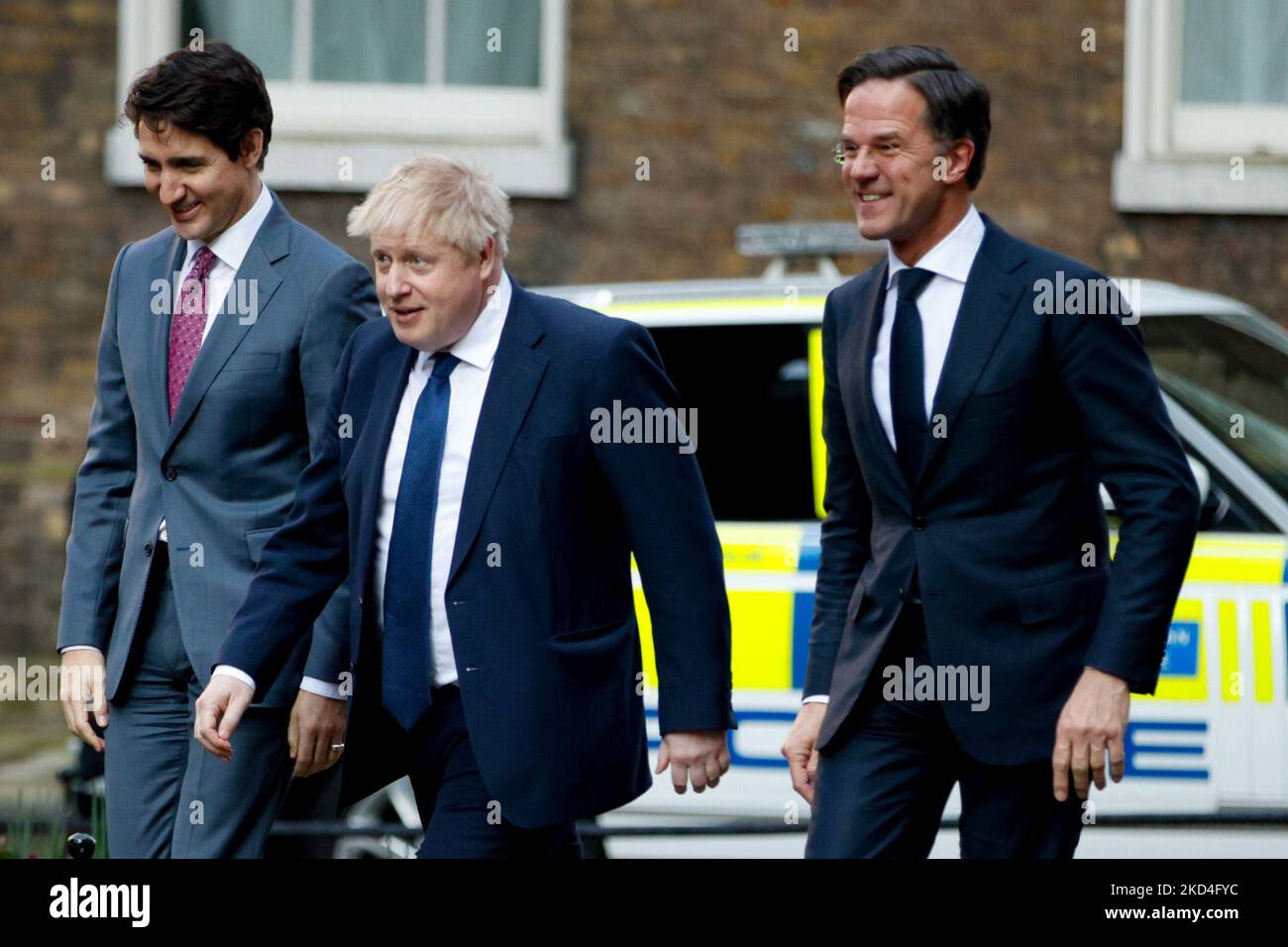 Der britische Premierminister Boris Johnson (C), der niederländische Premierminister Mark Rutte (R) und der kanadische Premierminister Justin Trudeau (L) verlassen am 7. März 2022 eine gemeinsame Pressekonferenz zur Lage in der Ukraine im Presseraum der Downing Street in London, England. (Foto von David Cliff/NurPhoto) Stockfoto