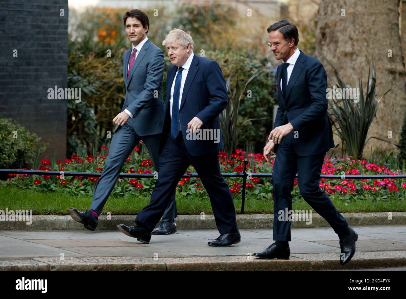 Der britische Premierminister Boris Johnson (C), der niederländische Premierminister Mark Rutte (R) und der kanadische Premierminister Justin Trudeau (L) verlassen am 7. März 2022 eine gemeinsame Pressekonferenz zur Lage in der Ukraine im Presseraum der Downing Street in London, England. (Foto von David Cliff/NurPhoto) Stockfoto