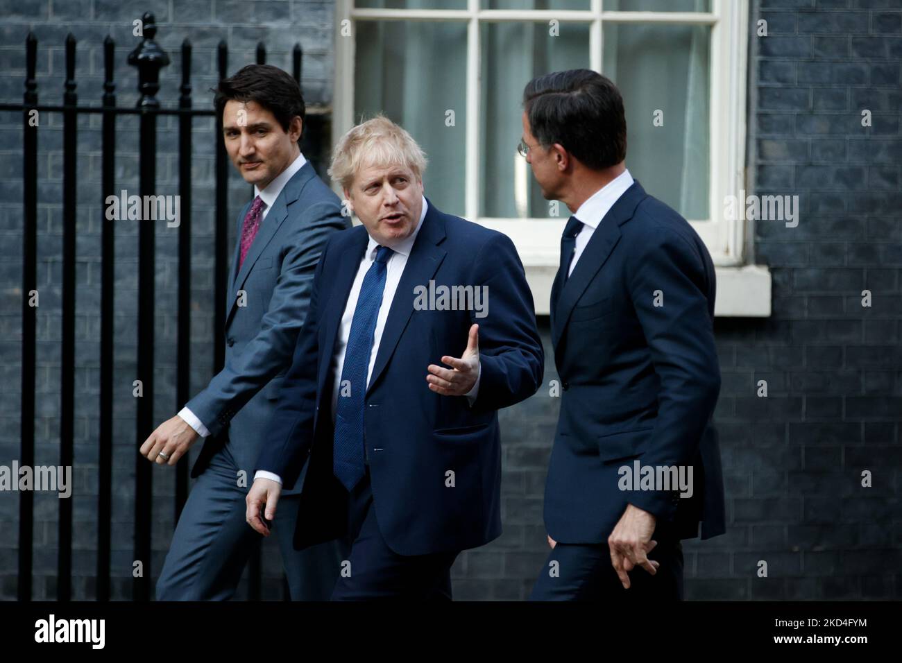 Der britische Premierminister Boris Johnson (C), der niederländische Premierminister Mark Rutte (R) und der kanadische Premierminister Justin Trudeau (L) verlassen am 7. März 2022 eine gemeinsame Pressekonferenz zur Lage in der Ukraine im Presseraum der Downing Street in London, England. (Foto von David Cliff/NurPhoto) Stockfoto