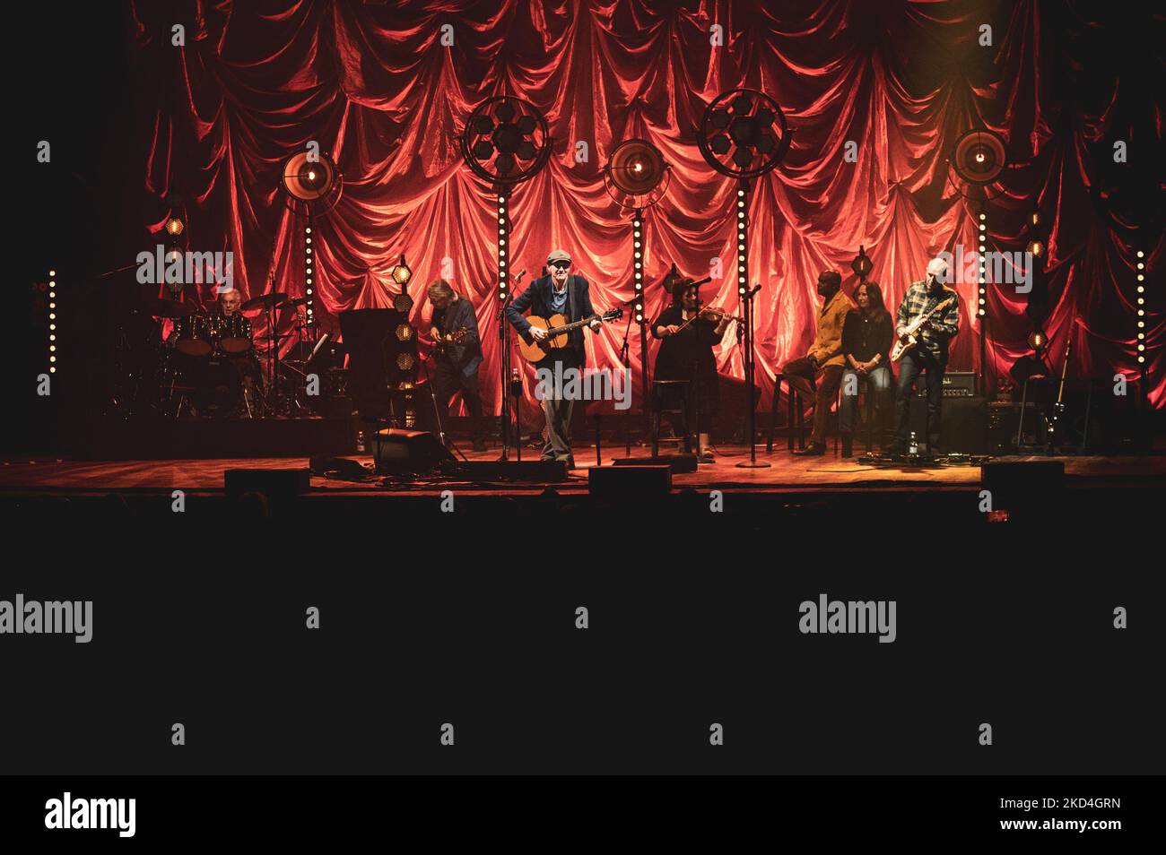 BELGIEN, BRÜSSEL, 2022: Der amerikanische Singer-Songwriter und Gitarrist James Taylor, sechsfacher Grammy-Gewinner, tritt mit seiner All-Star Band live auf der Bühne in Brüssel auf. Stockfoto