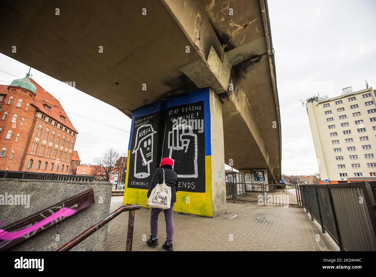 Wandbild mit dem russischen Soldaten in der Form eines deutschen SS-Nazi-Soldaten und einer geballten Faust mit der Aufschrift - Stay strong Ukraine, and Putin = Hitler = Dead man ist am 6. März 2022 in Danzig, Polen, zu sehen.das Wandbild wurde geschaffen, um das ukrainische Volk während des russischen Krieges gegen die Ukraine zu unterstützen. (Foto von Michal Fludra/NurPhoto) Stockfoto