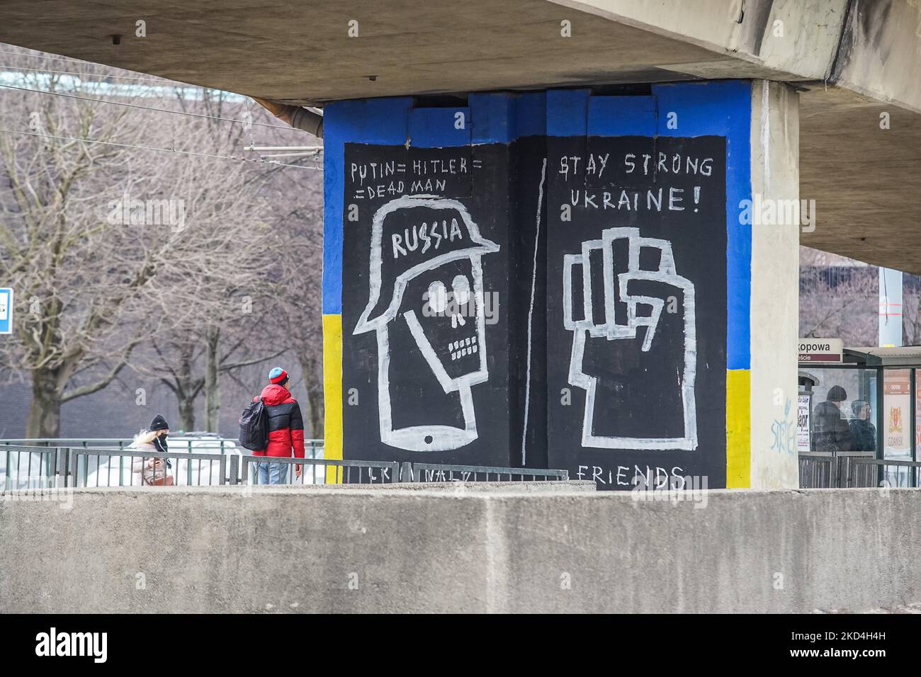 Wandbild mit dem russischen Soldaten in der Form eines deutschen SS-Nazi-Soldaten und einer geballten Faust mit der Aufschrift - Stay strong Ukraine, and Putin = Hitler = Dead man ist am 6. März 2022 in Danzig, Polen, zu sehen.das Wandbild wurde geschaffen, um das ukrainische Volk während des russischen Krieges gegen die Ukraine zu unterstützen. (Foto von Michal Fludra/NurPhoto) Stockfoto
