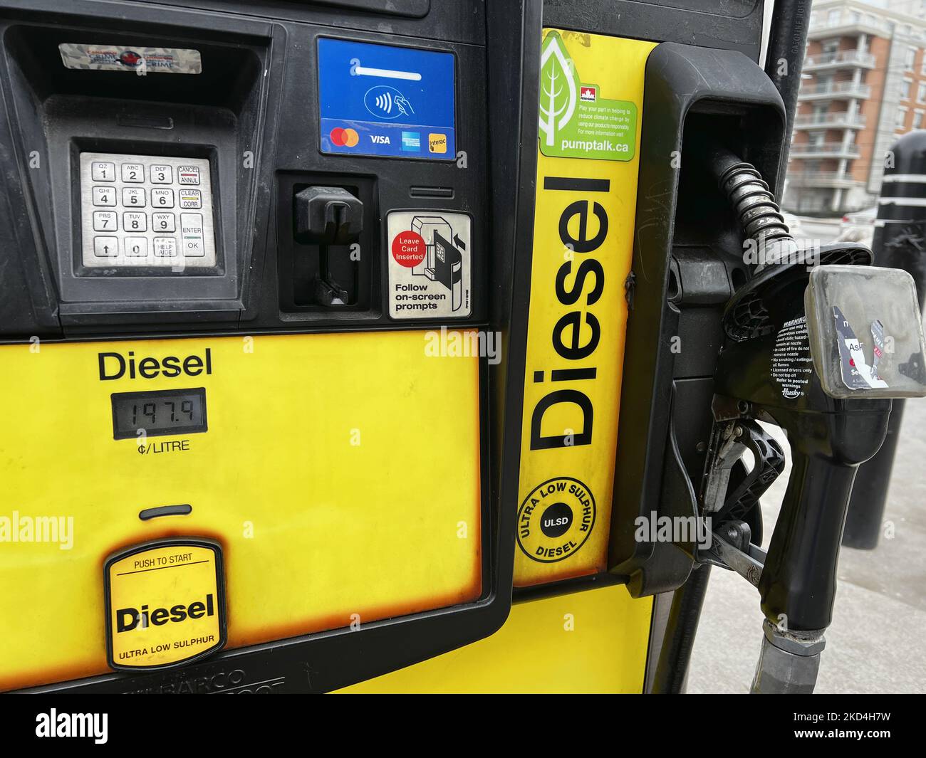 Diesel-Kraftstoffpumpe an einer Petro-Canada Tankstelle in Toronto, Ontario, Kanada, am 05. März 2022. Die steigenden Dieselkosten könnten letztendlich die Lebensmittelpreise um 30 bis 35 Prozent erhöhen, was die Inflation in Kanada nach Ansicht von Analysten der Erdölindustrie noch weiter ansteigen lässt. Die Benzinpreise in Ontarien stiegen nach Russlands Entscheidung, in die Ukraine einzumarschieren, auf Rekordniveau, und auch die Dieselpreise waren inmitten der geopolitischen Spannungen auf einem Aufwärtstrend und sind in dieser Woche mittlerweile um fünf Cent gestiegen. Experten sagen voraus, dass die steigenden Kraftstoffkosten die Inflation wahrscheinlich auf ein Niveau treiben werden, das wir „wahrscheinlich“ erreicht haben Stockfoto