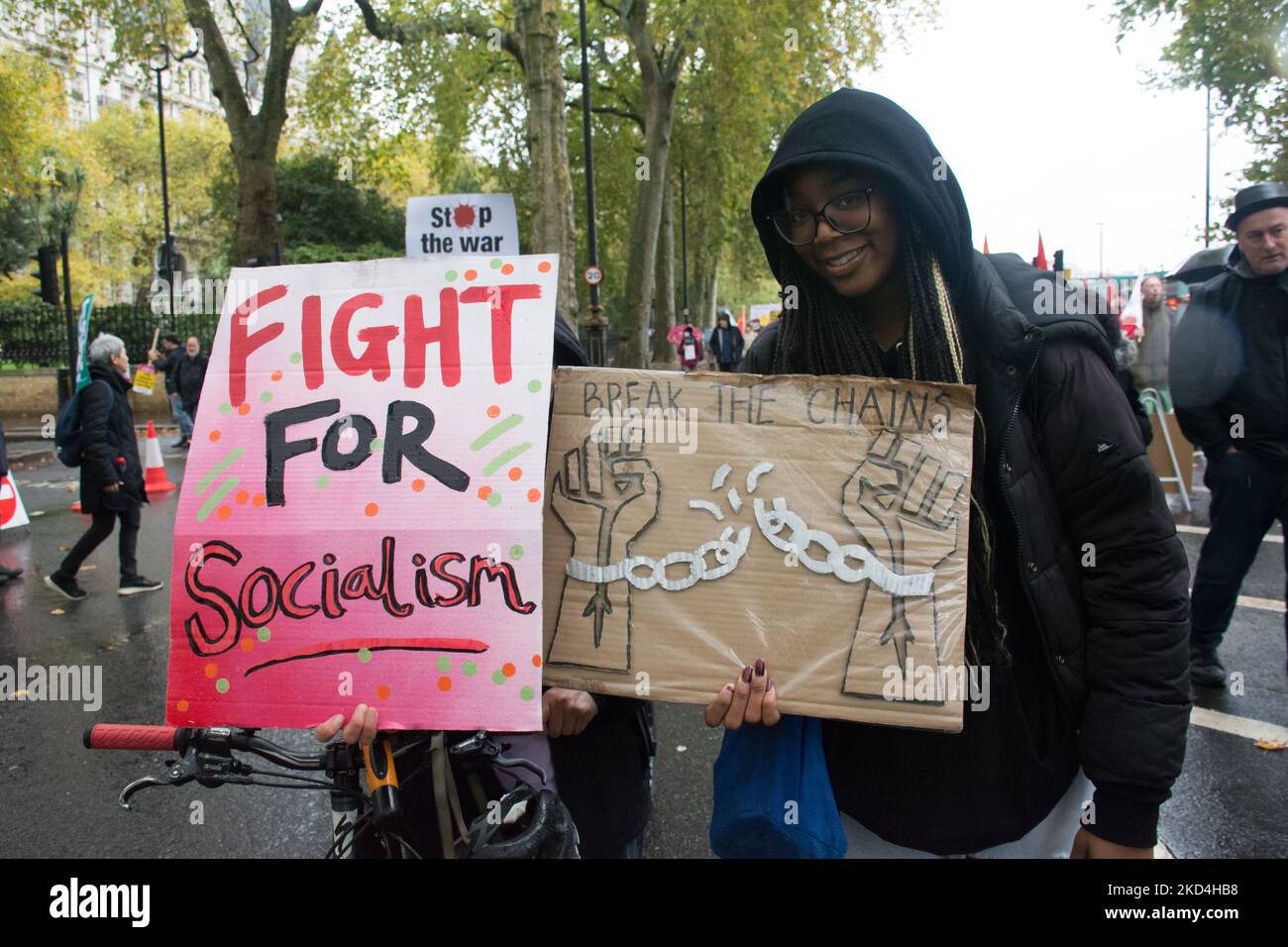 Damm, London, Großbritannien. 5.. November 2022. Tausende Teilnehmer am Embankment eine nationale Demonstration fordert eine Parlamentswahl, die nun zu einer Kundgebung auf den Trafalgar Square marschieren wird. Stockfoto