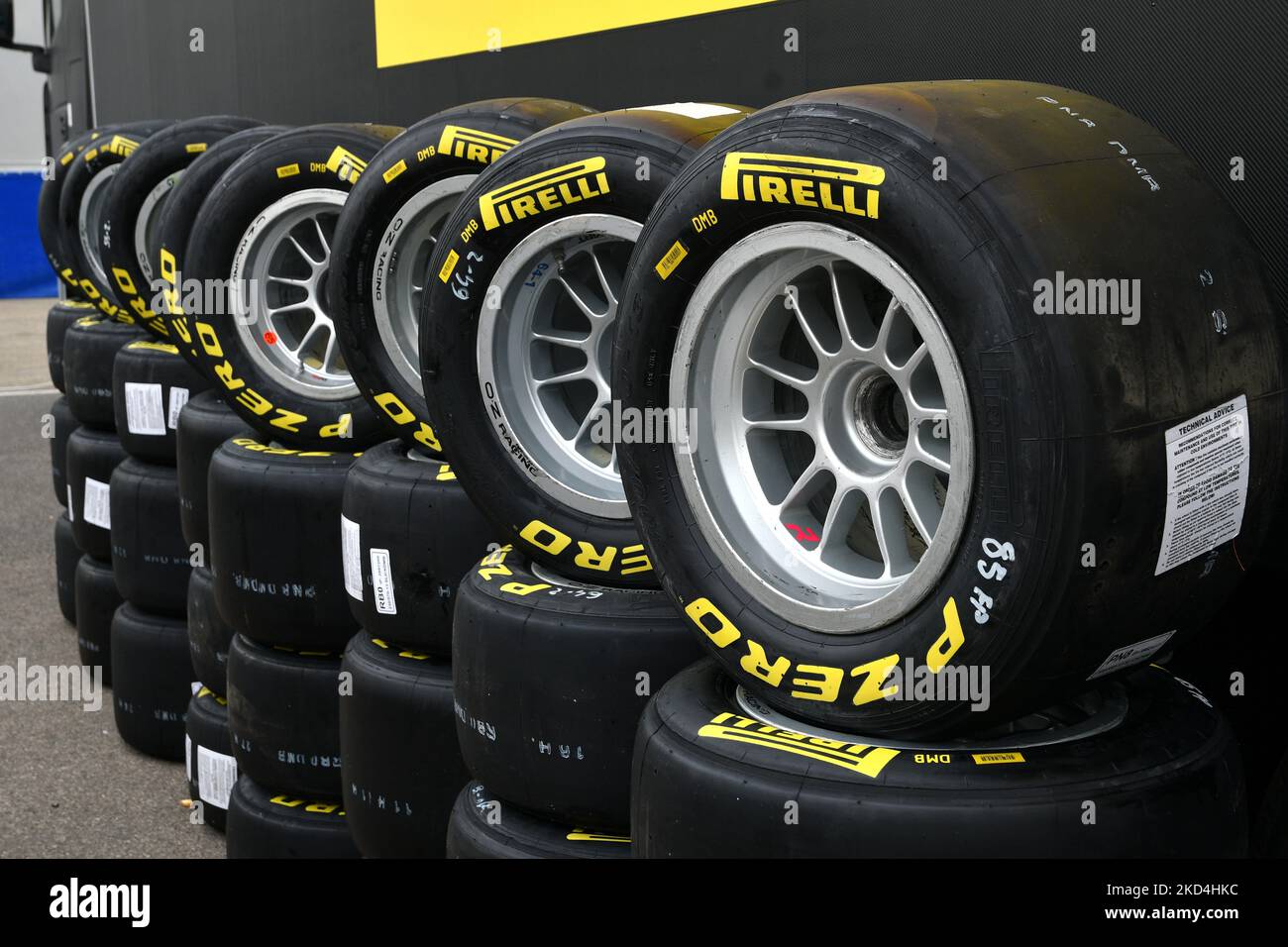 Scarperia, Italien, 21. Oktober 2022 - Gelbe Pirelli-Reifen, die während der ACI CSAI Racing Week auf Leichtmetallrädern im Fahrerlager der Rennstrecke von Mugello montiert wurden Stockfoto